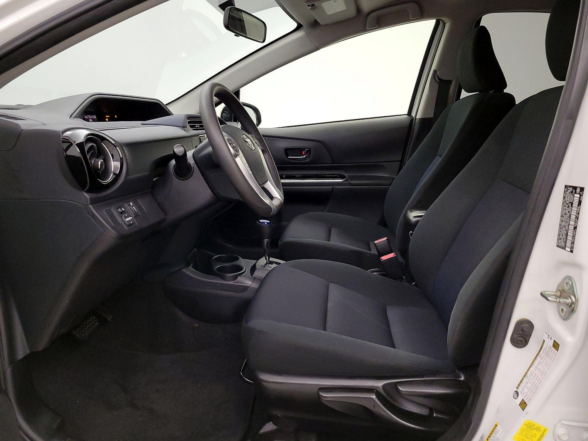 Thumbnail: 2015 Toyota Prius c - 11