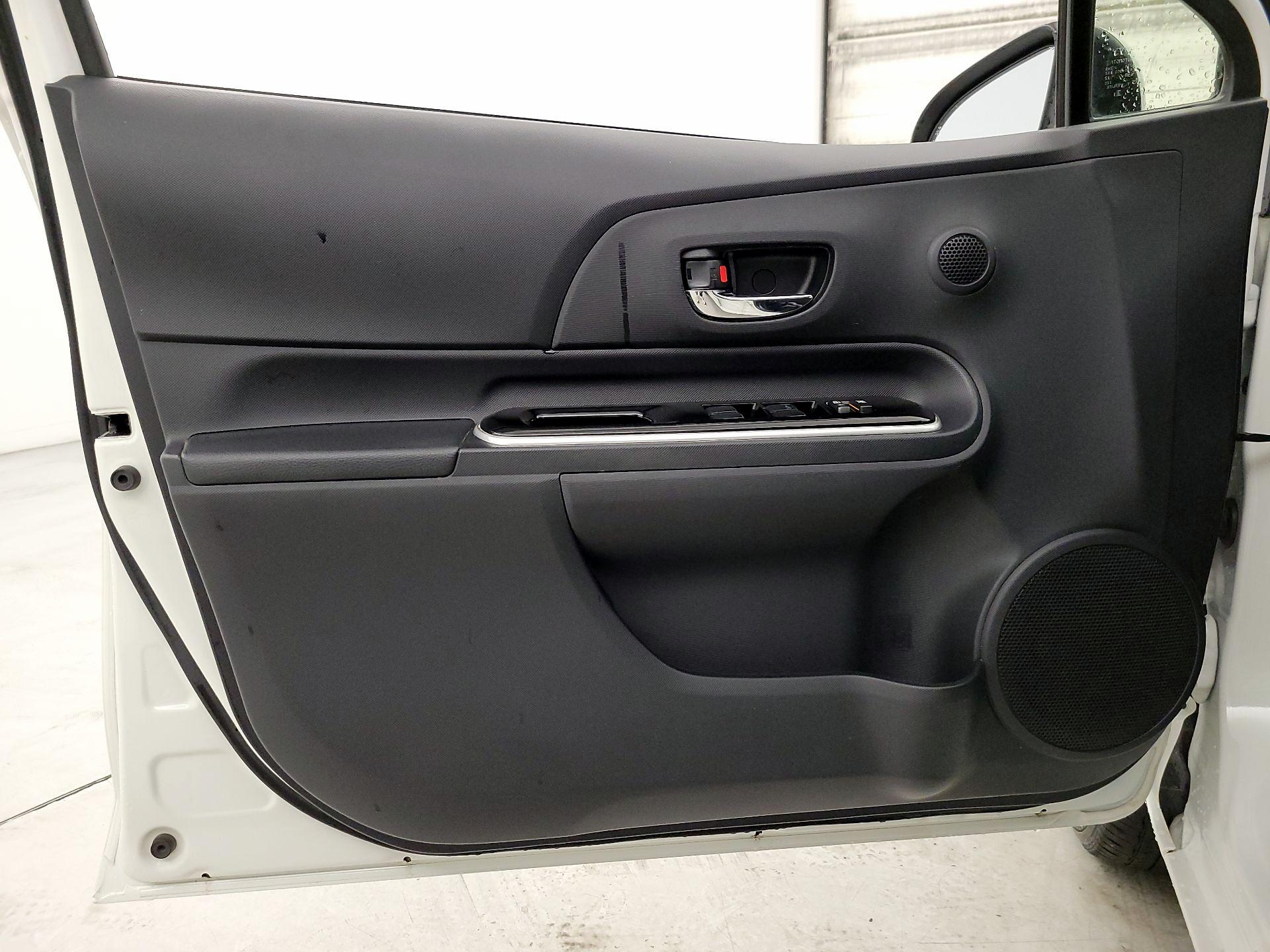 Thumbnail: 2015 Toyota Prius c - 12