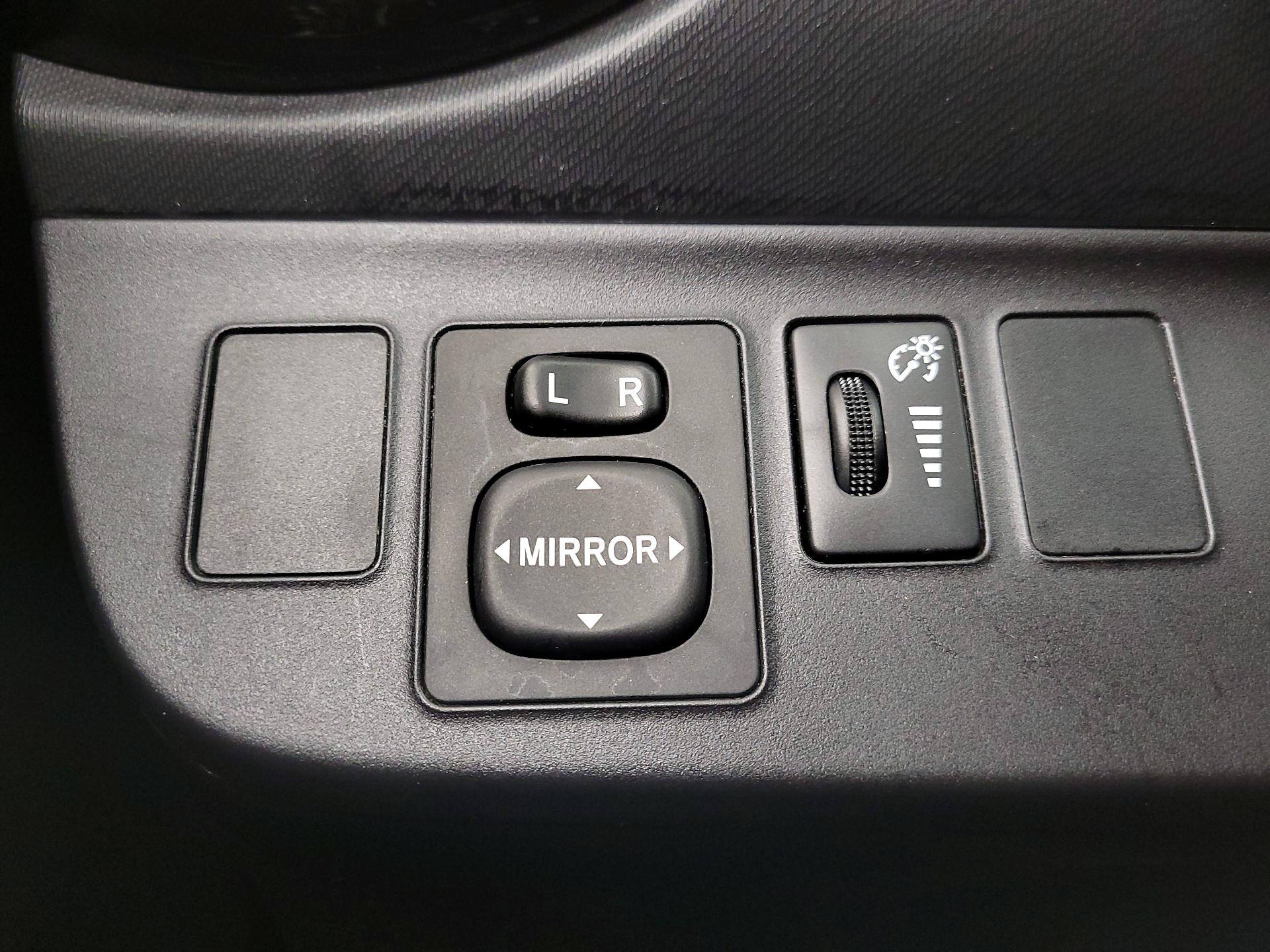 Thumbnail: 2015 Toyota Prius c - 13