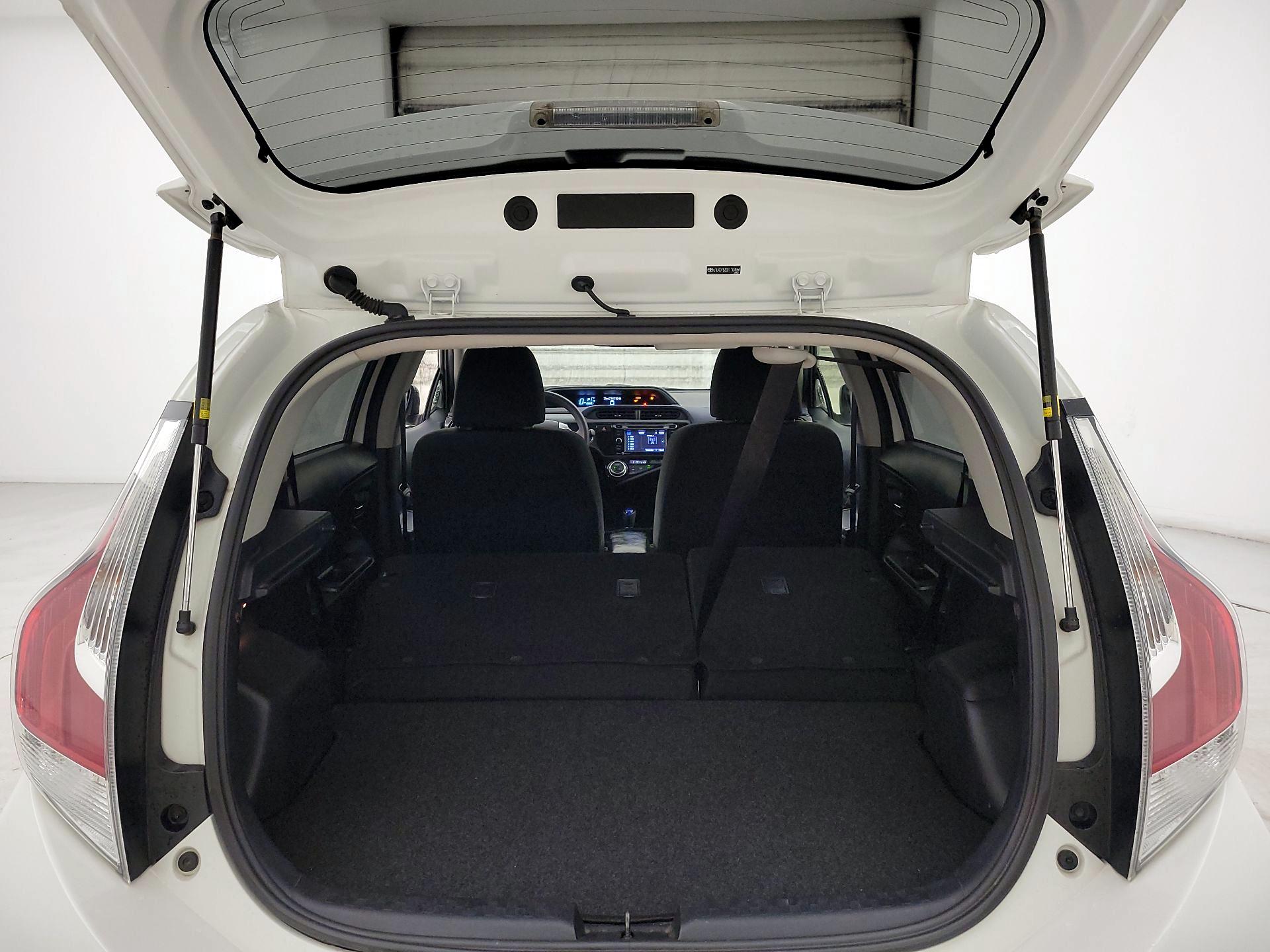 Thumbnail: 2015 Toyota Prius c - 20