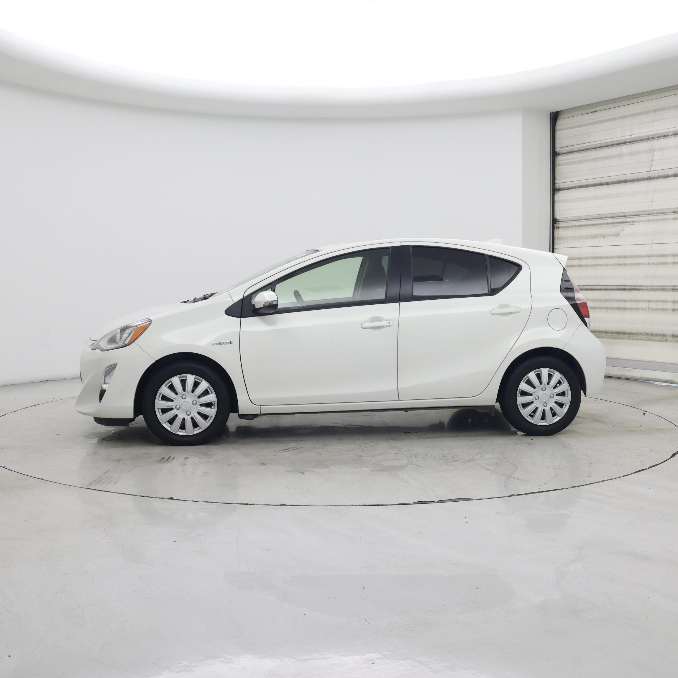 Thumbnail: 2015 Toyota Prius c - 3