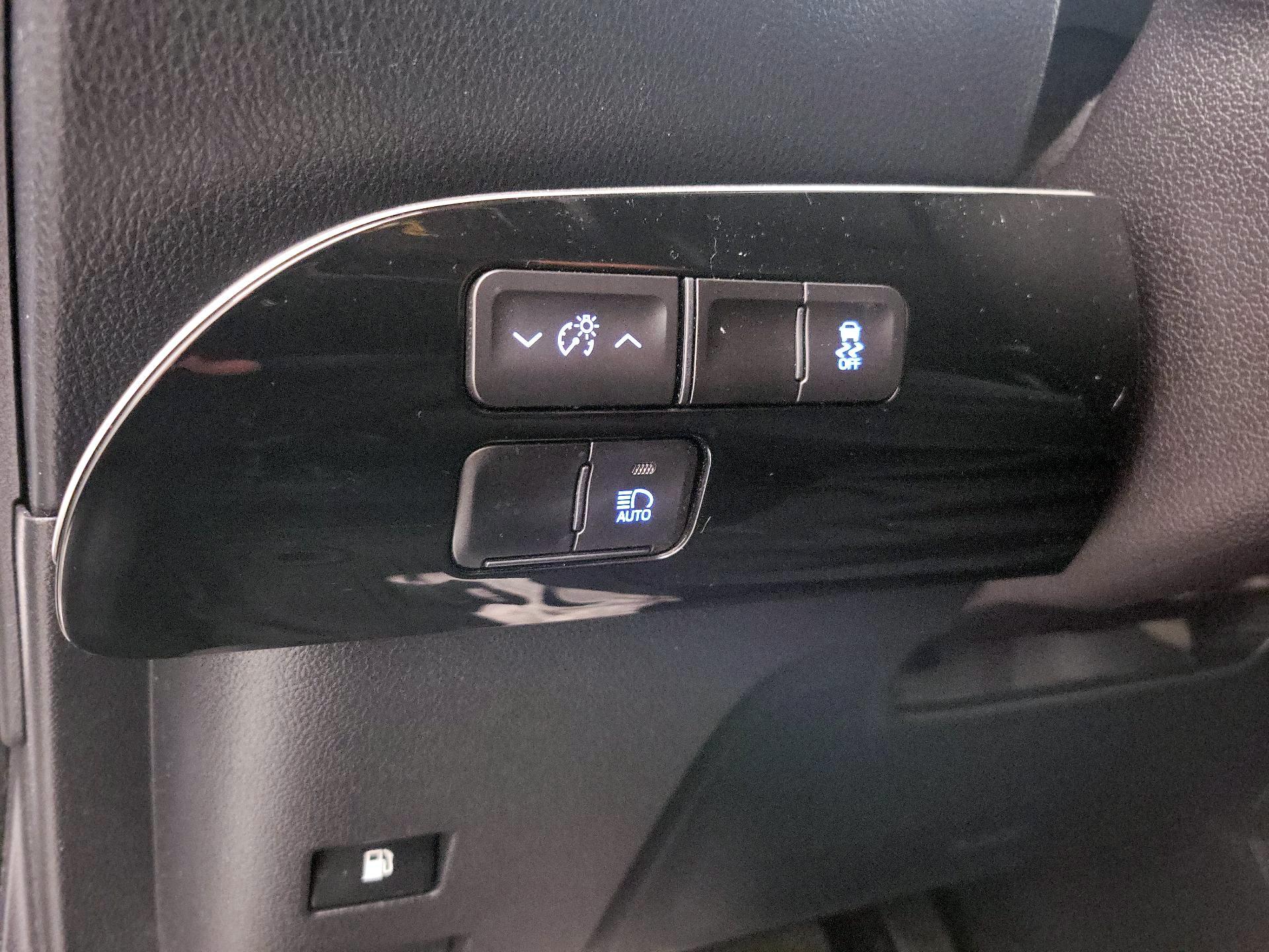 Thumbnail: 2022 Toyota Prius - 13