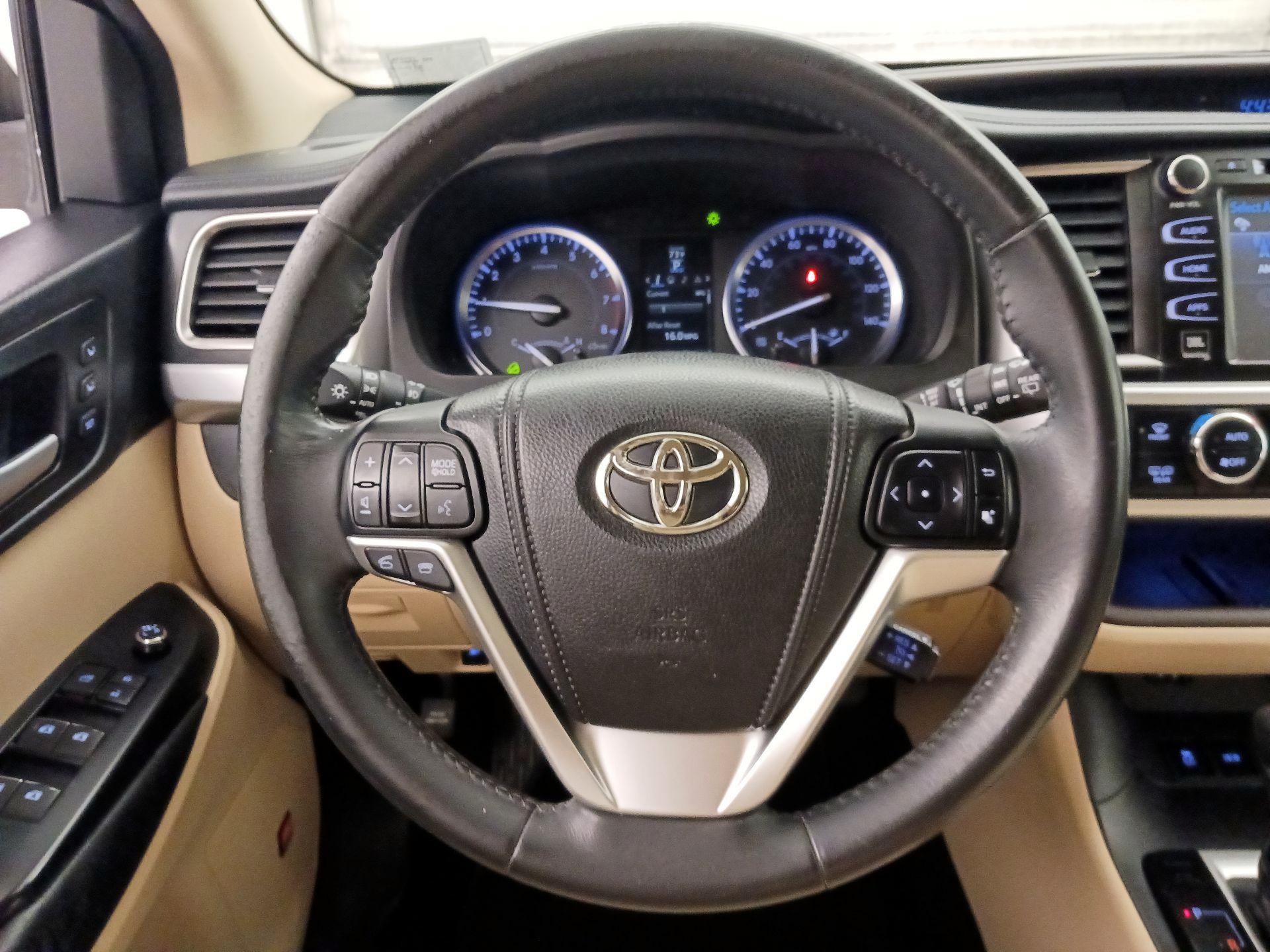 Thumbnail: 2015 Toyota Highlander - 10