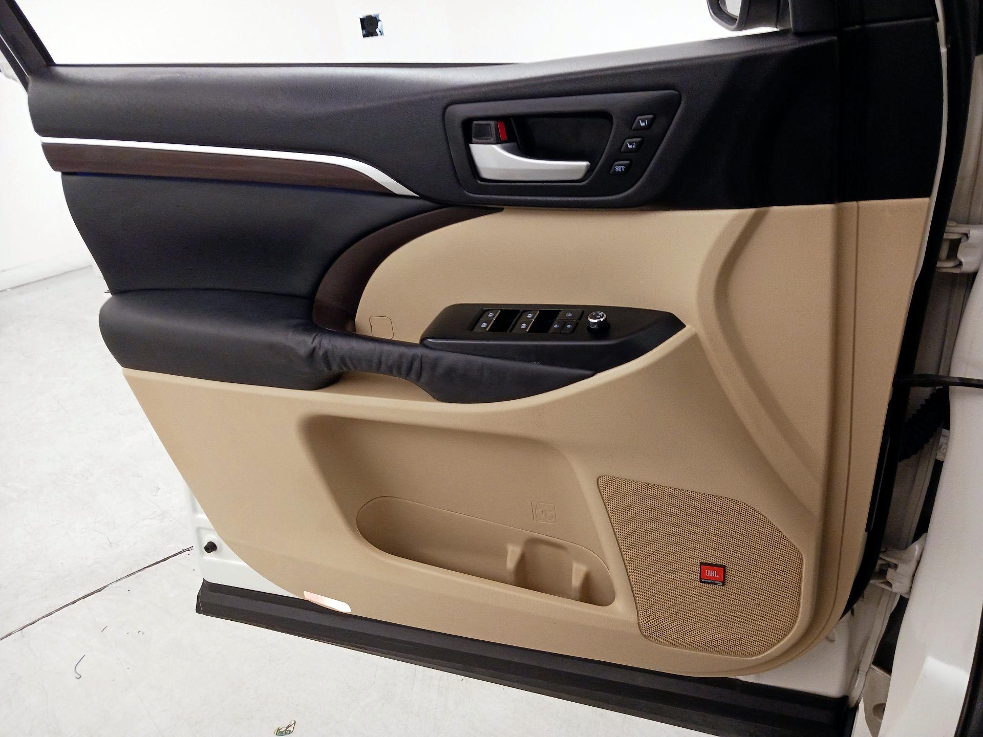 Thumbnail: 2015 Toyota Highlander - 12