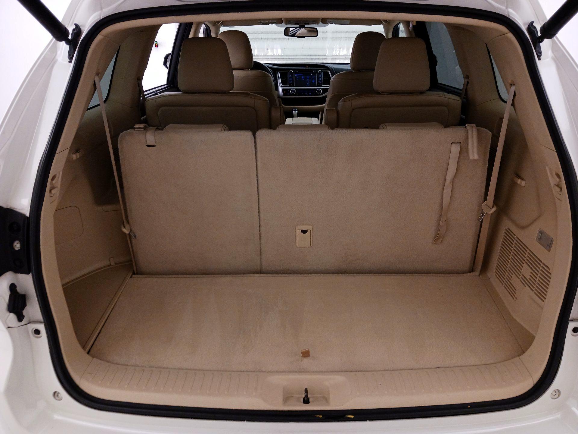 Thumbnail: 2015 Toyota Highlander - 20