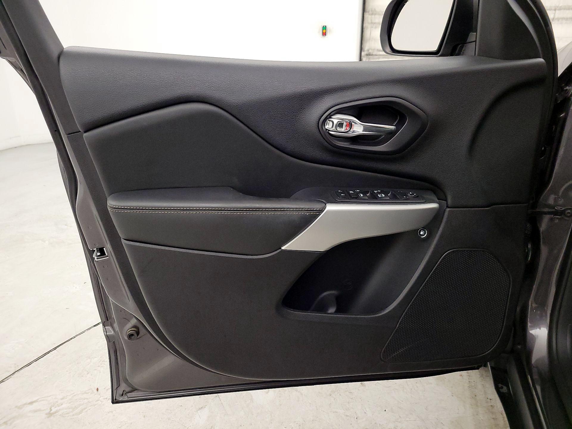 Thumbnail: 2018 Jeep Cherokee - 12