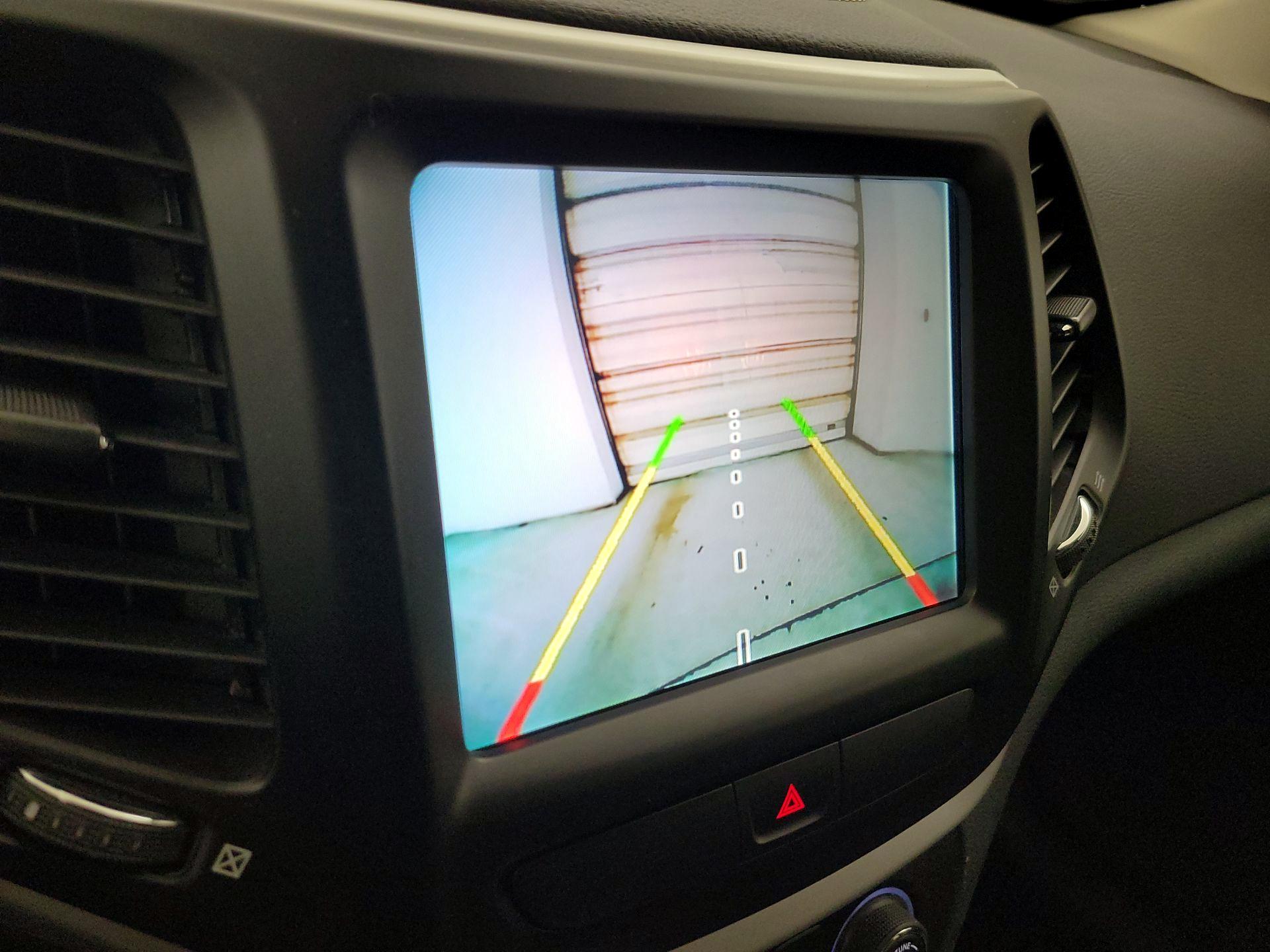 Thumbnail: 2018 Jeep Cherokee - 14