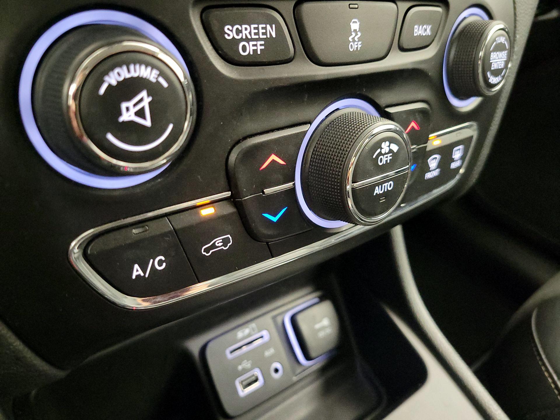 Thumbnail: 2018 Jeep Cherokee - 16