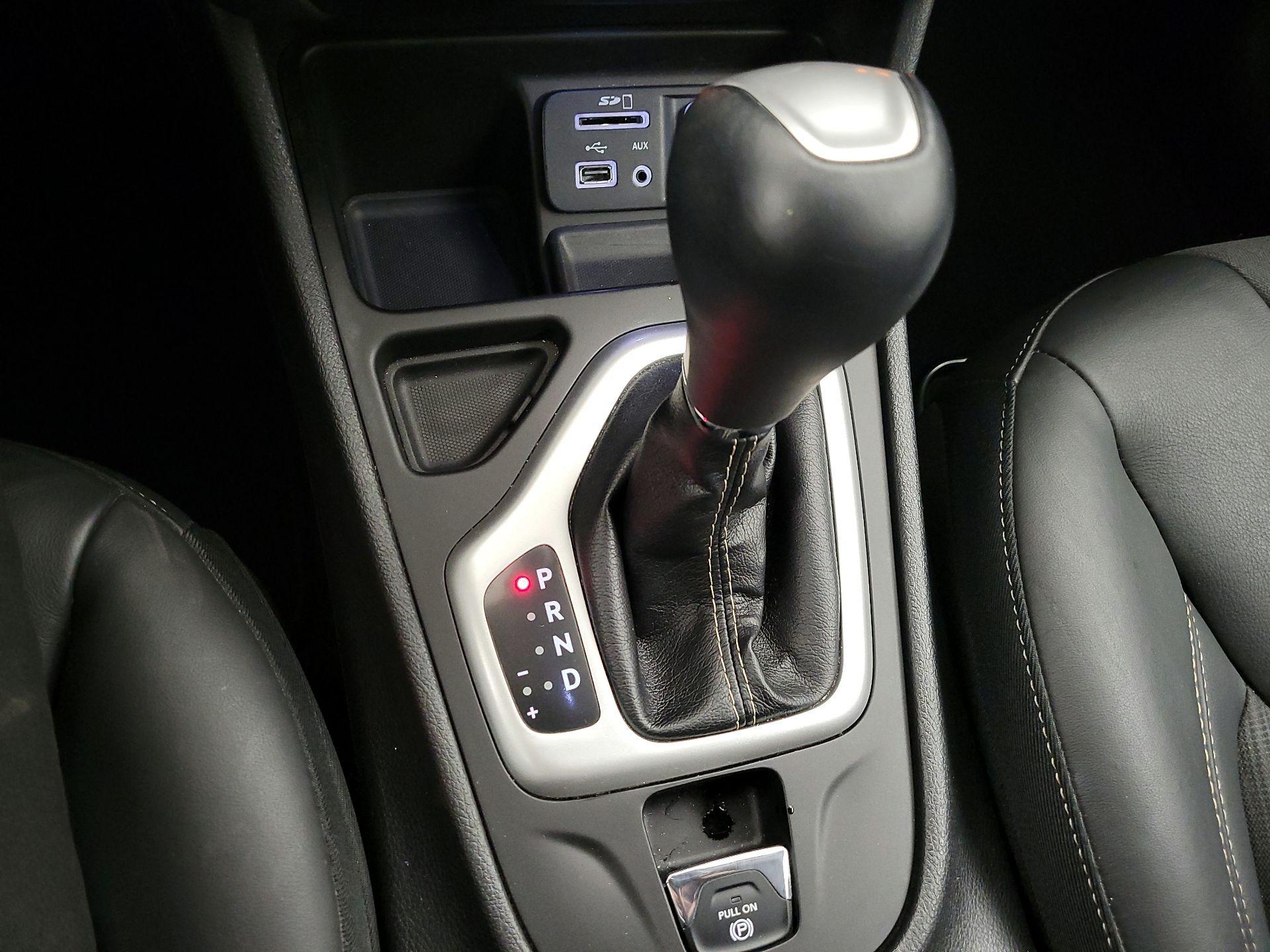 Thumbnail: 2018 Jeep Cherokee - 17