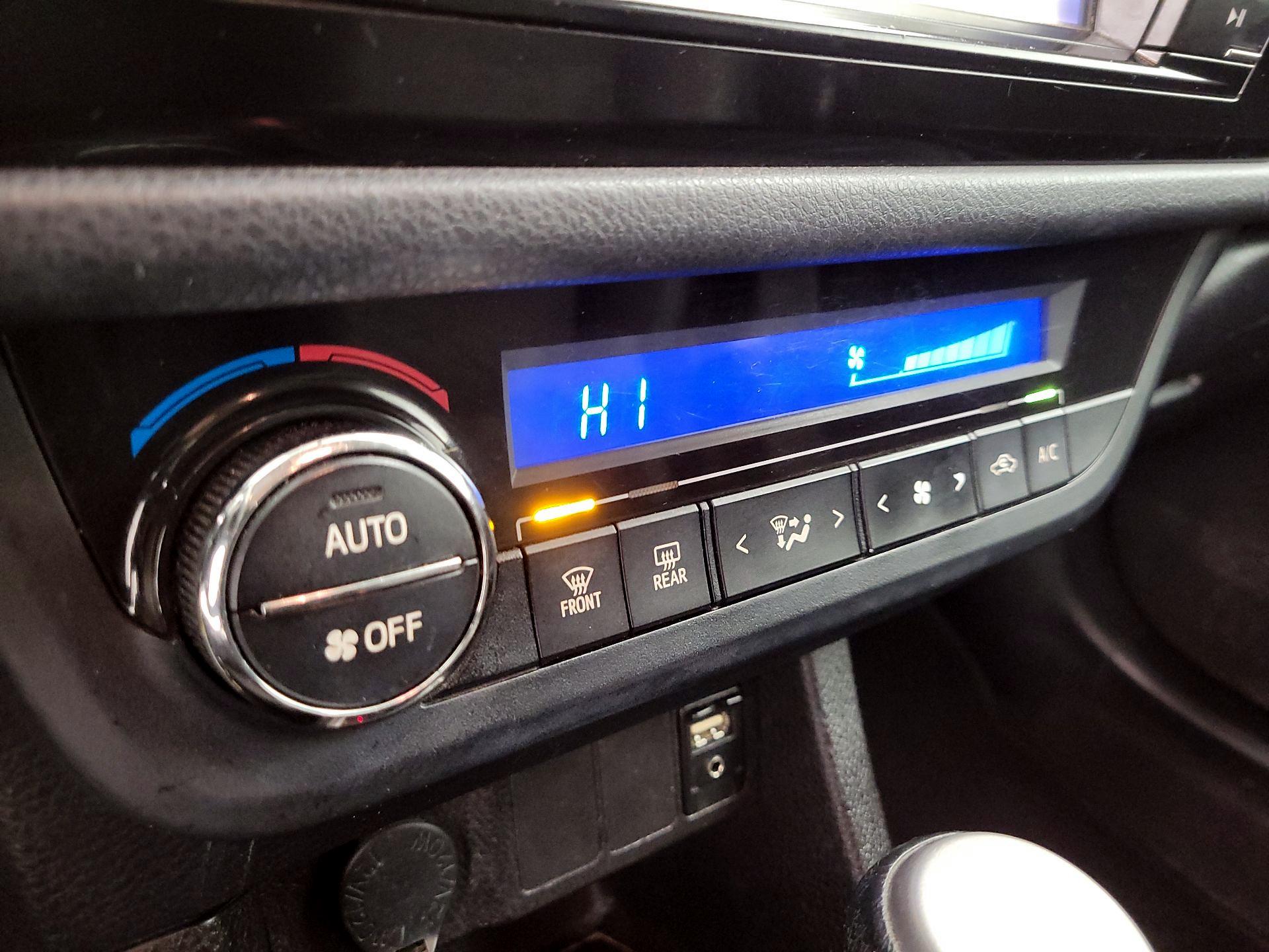 Thumbnail: 2014 Toyota Corolla - 16