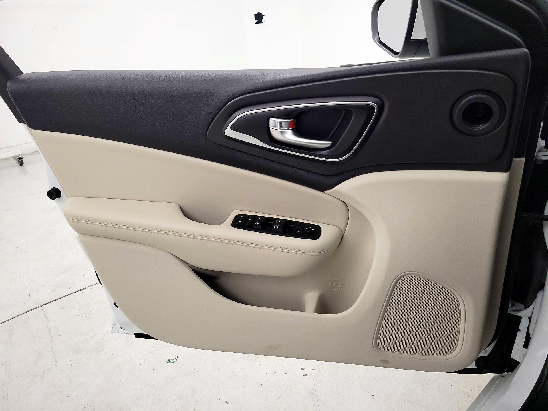 Thumbnail: 2016 Chrysler 200 - 12