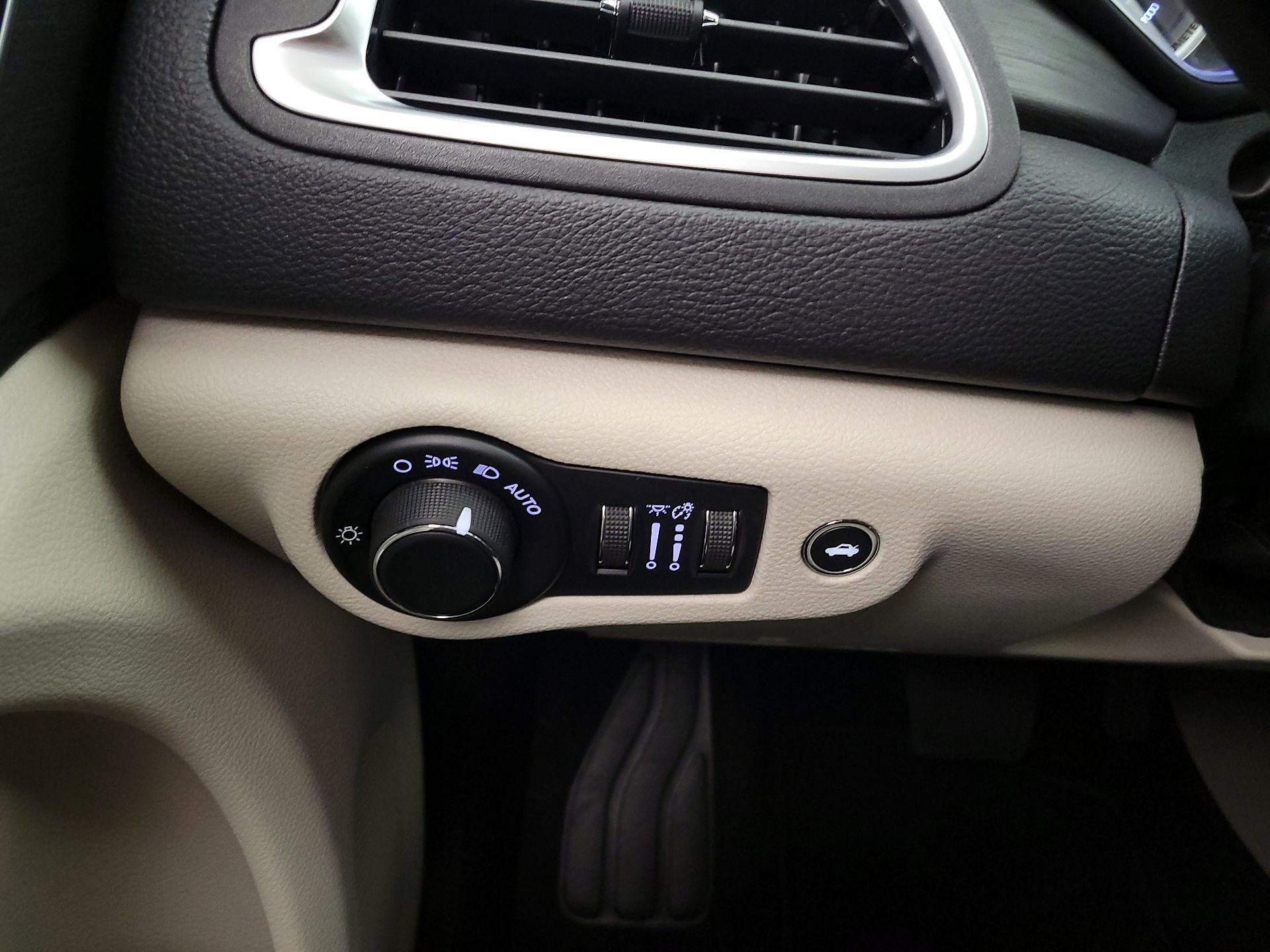 Thumbnail: 2016 Chrysler 200 - 13