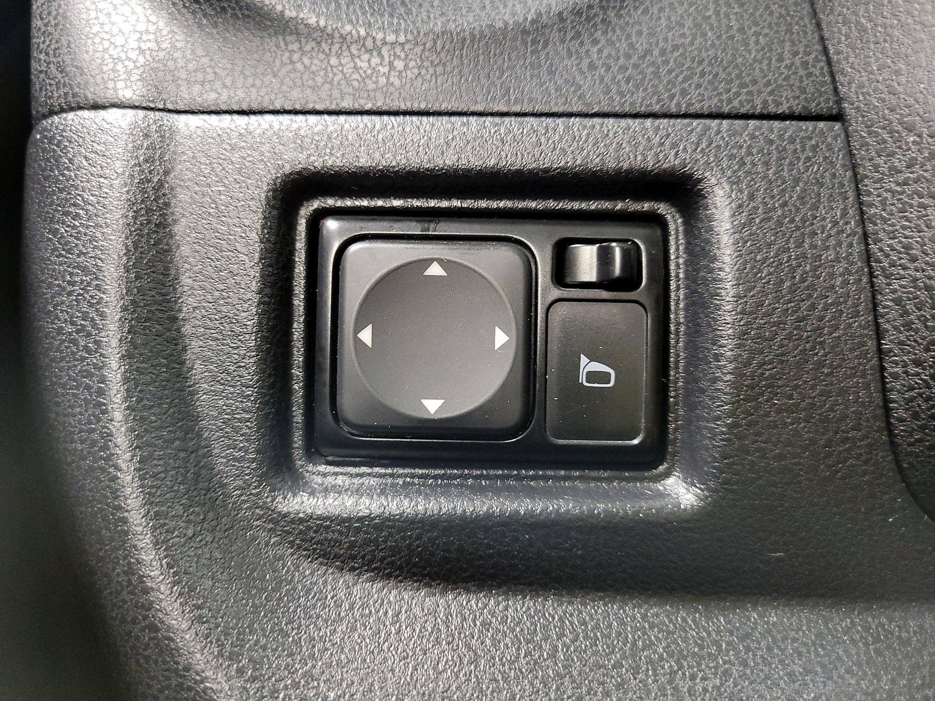 Thumbnail: 2014 Nissan Versa Note - 13