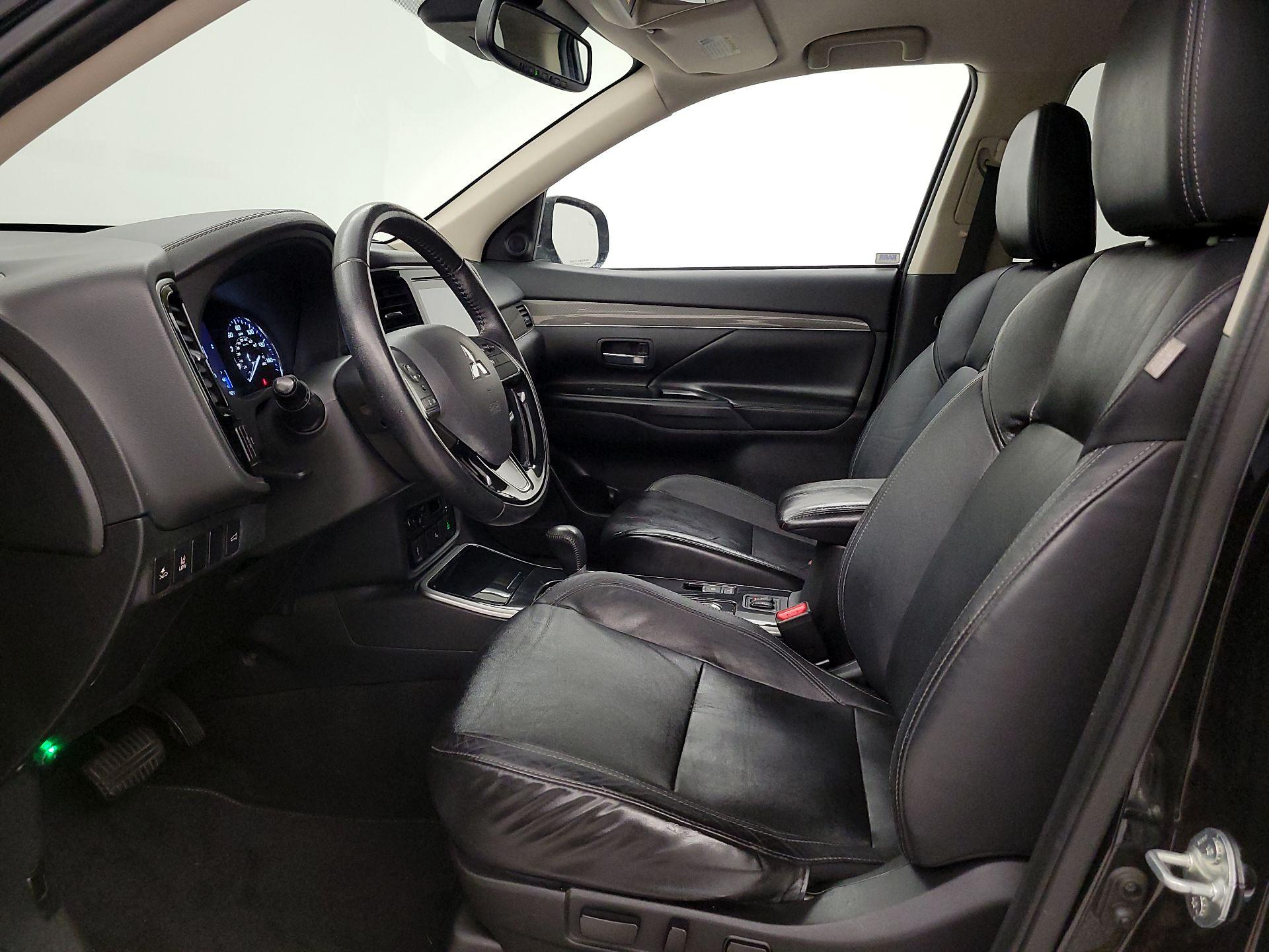 Thumbnail: 2020 Mitsubishi Outlander - 11