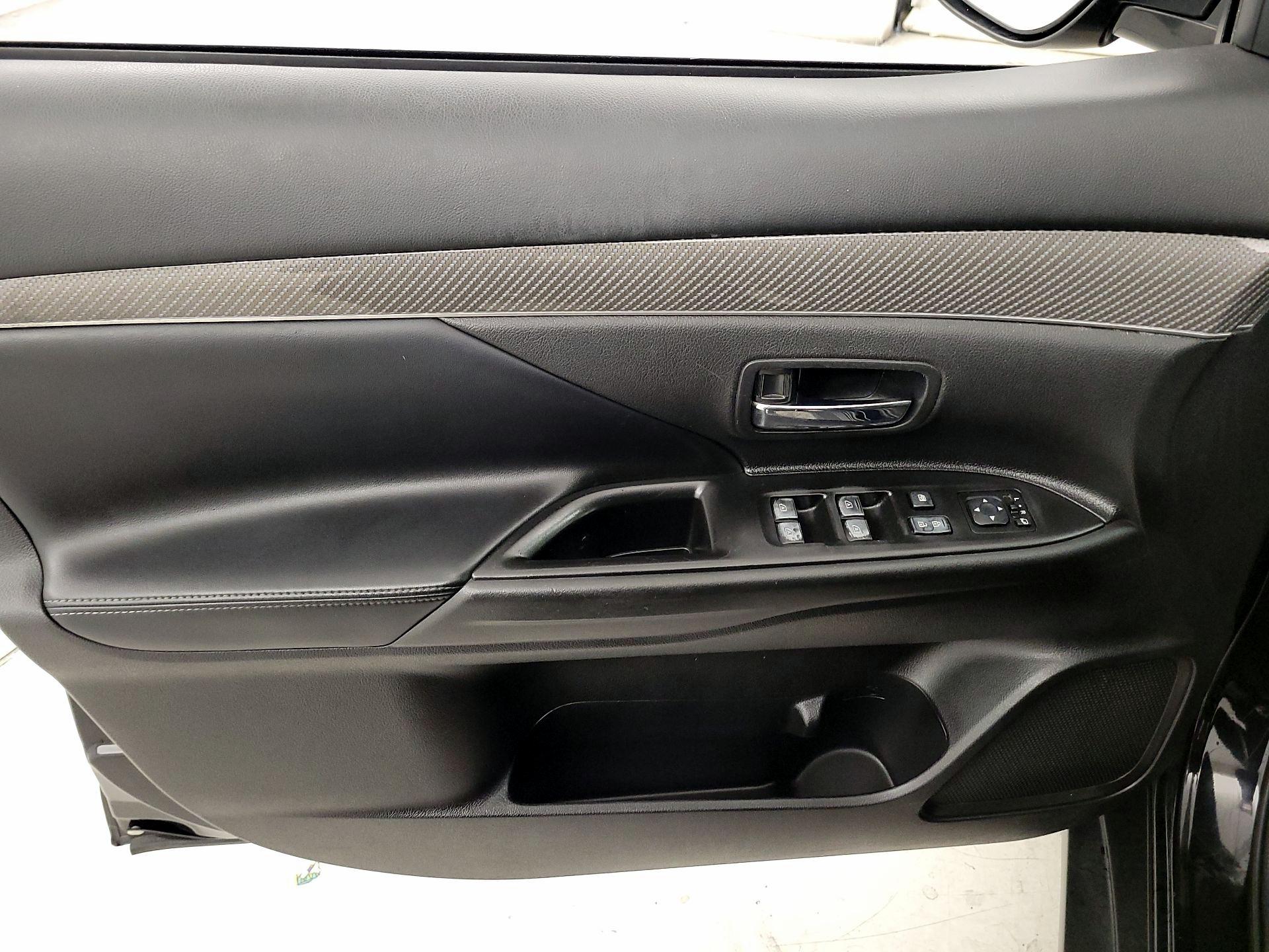 Thumbnail: 2020 Mitsubishi Outlander - 12