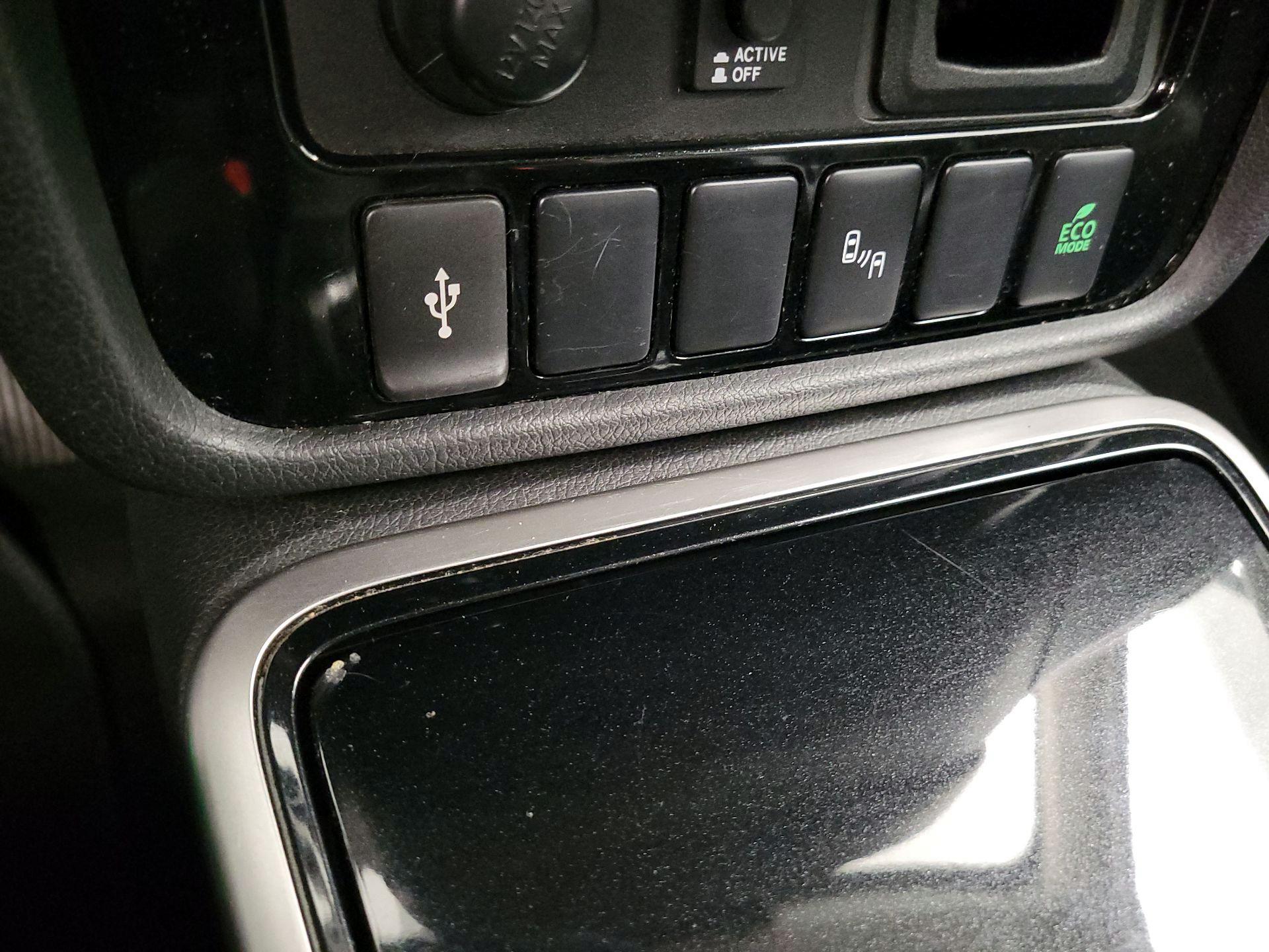 Thumbnail: 2020 Mitsubishi Outlander - 17