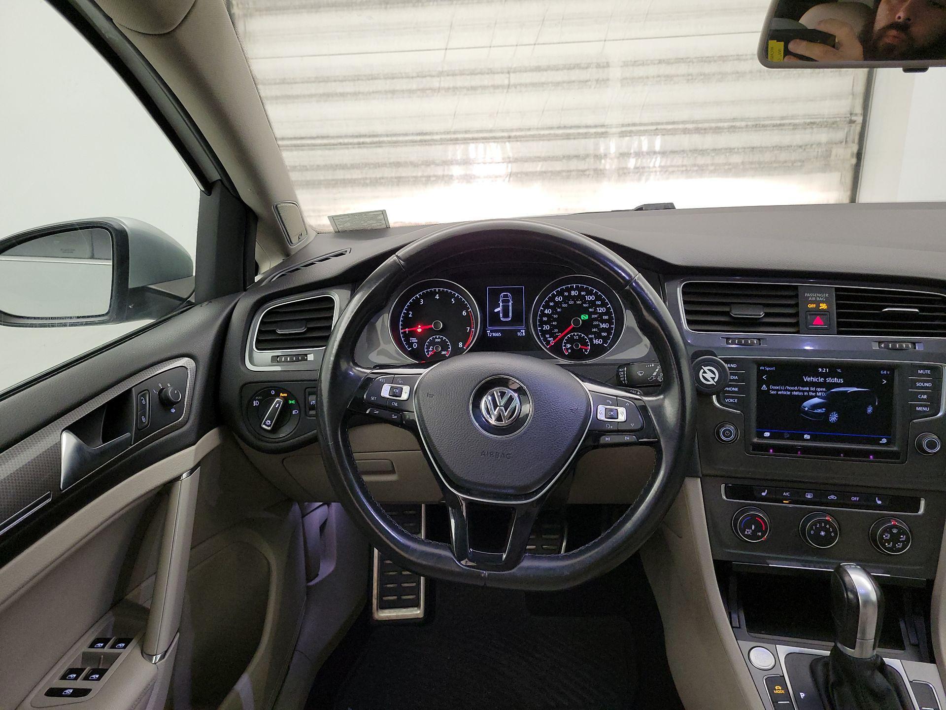 Thumbnail: 2017 Volkswagen Golf - 10