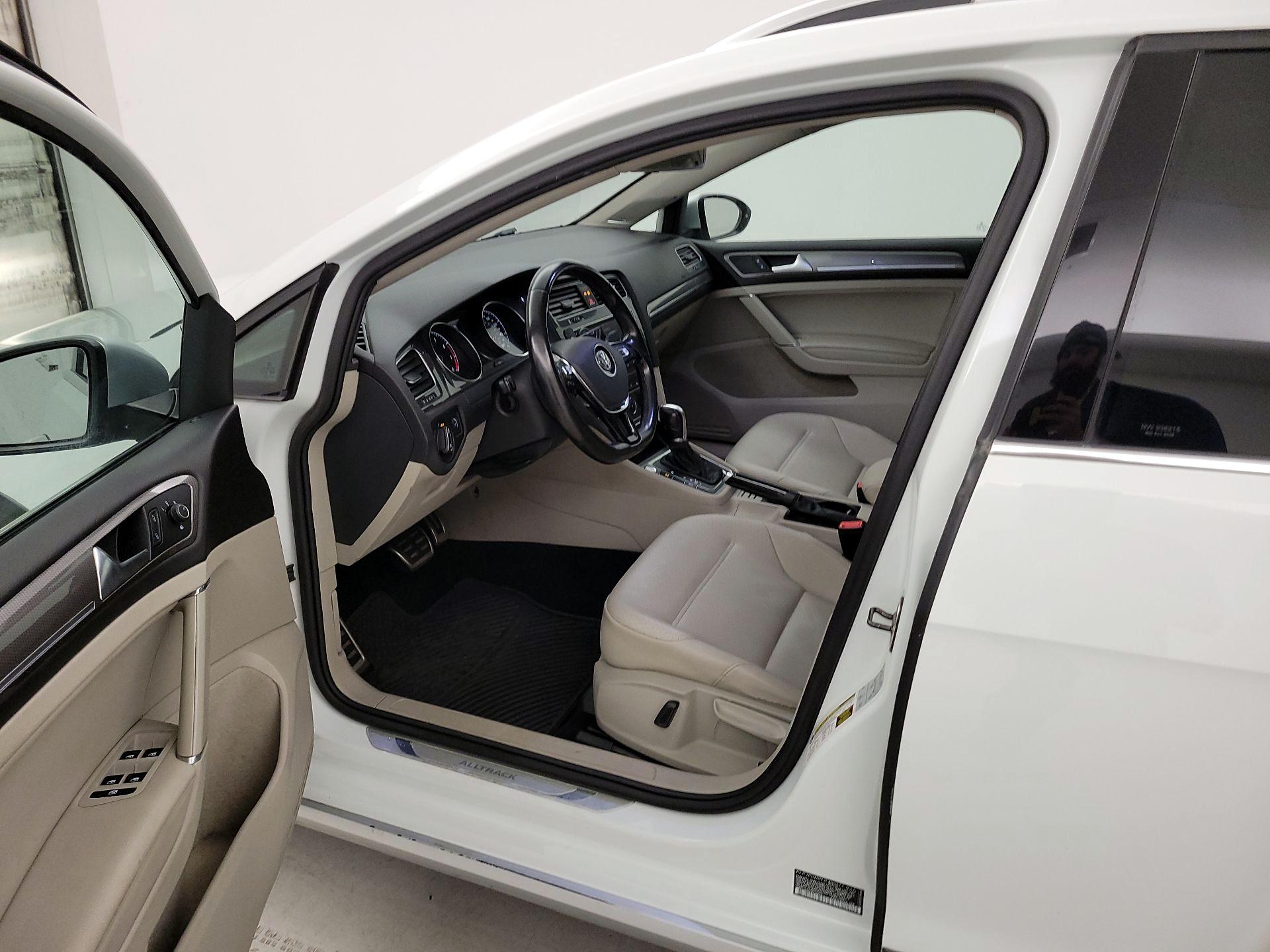 Thumbnail: 2017 Volkswagen Golf - 11