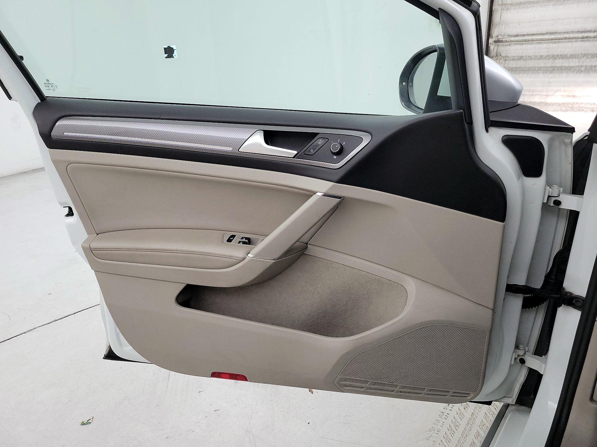 Thumbnail: 2017 Volkswagen Golf - 12