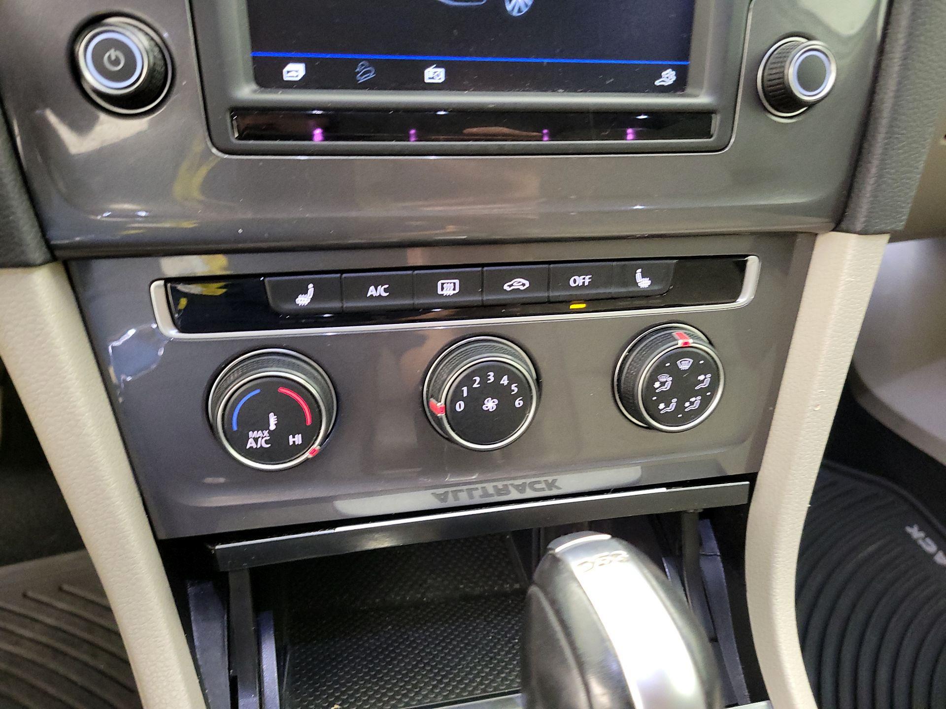 Thumbnail: 2017 Volkswagen Golf - 16