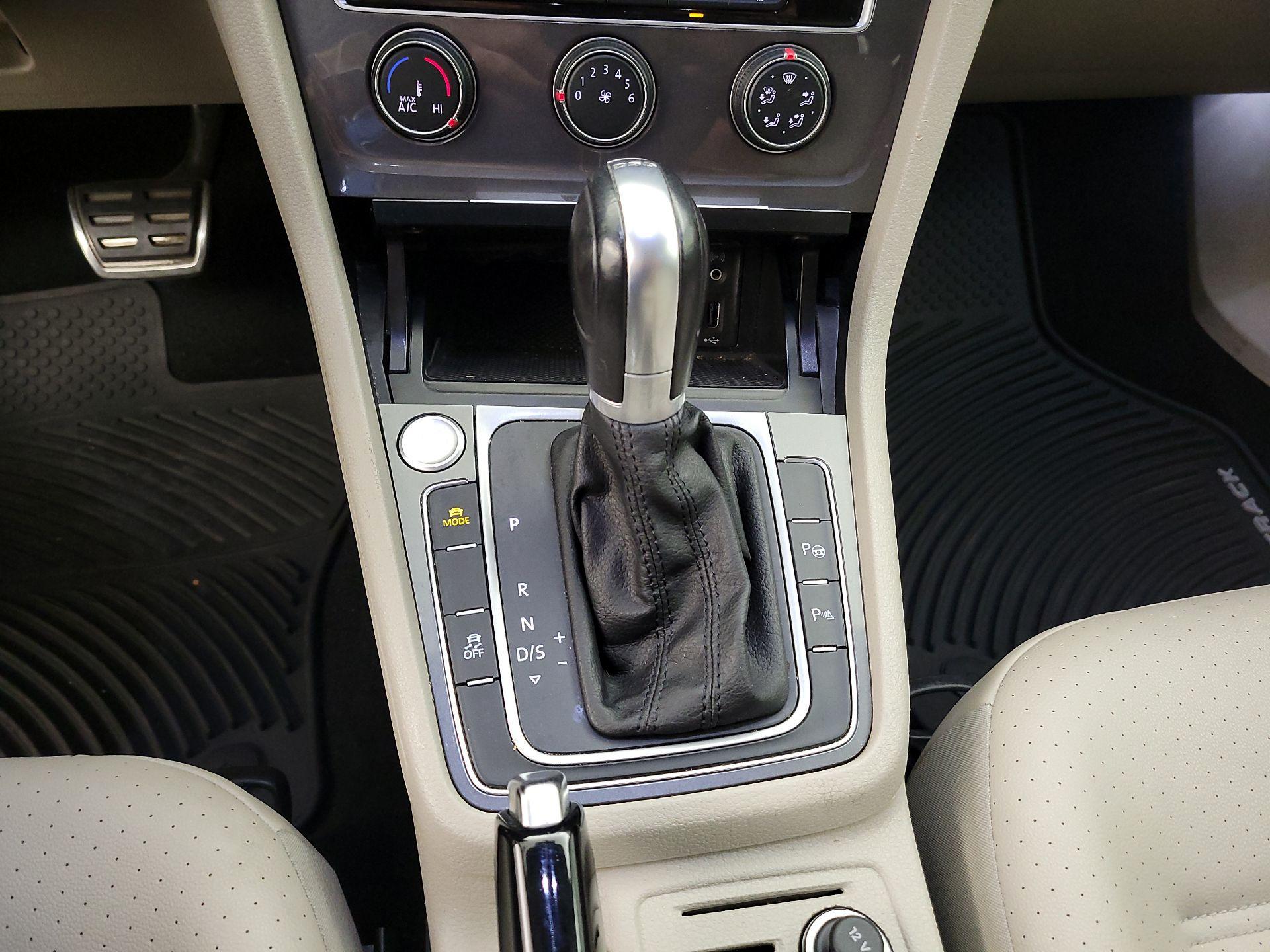 Thumbnail: 2017 Volkswagen Golf - 17