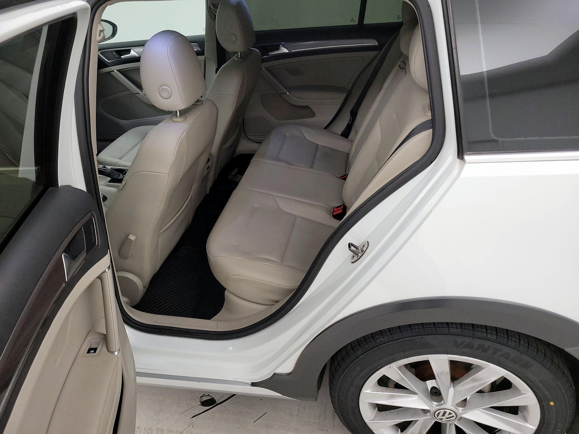 Thumbnail: 2017 Volkswagen Golf - 20