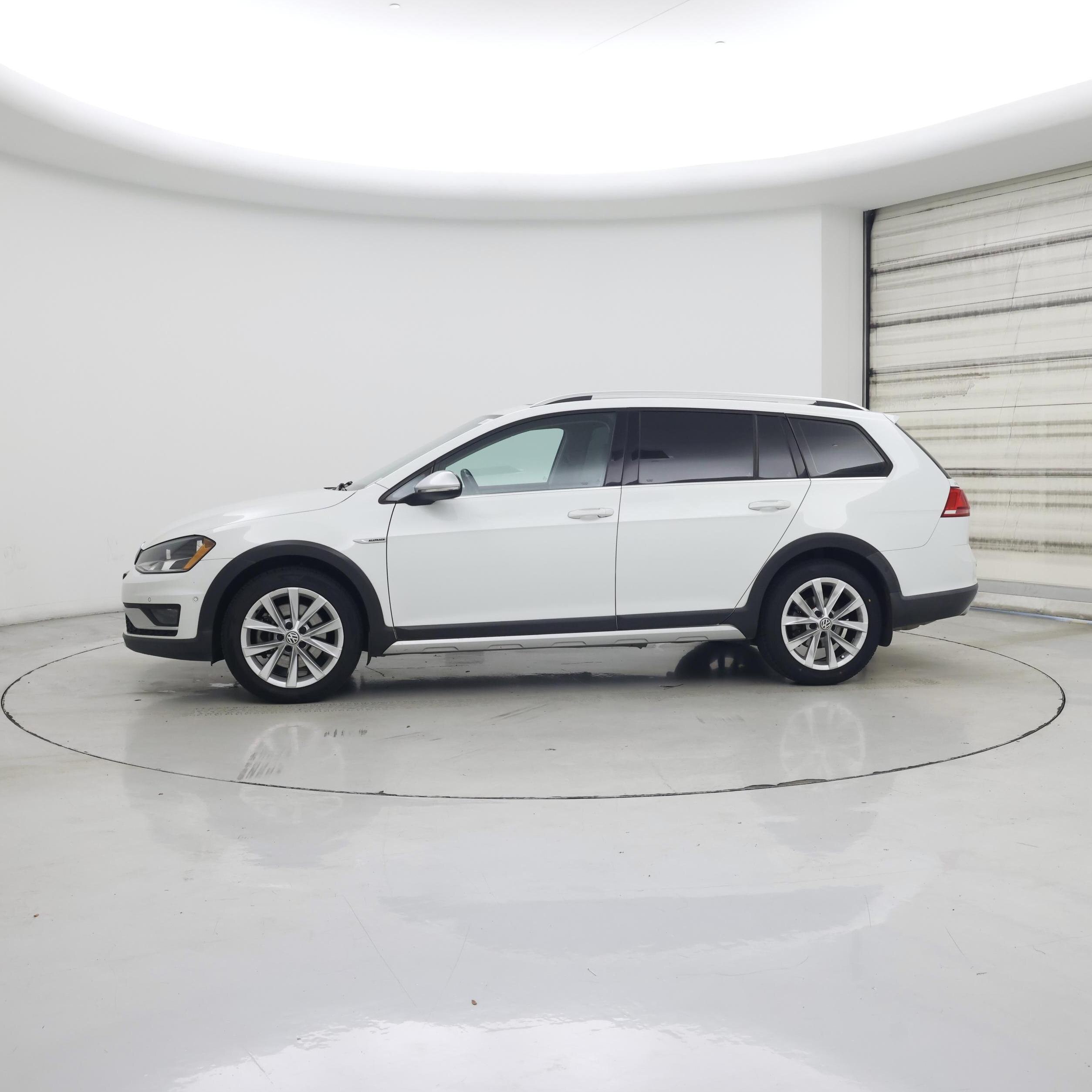 Thumbnail: 2017 Volkswagen Golf - 3