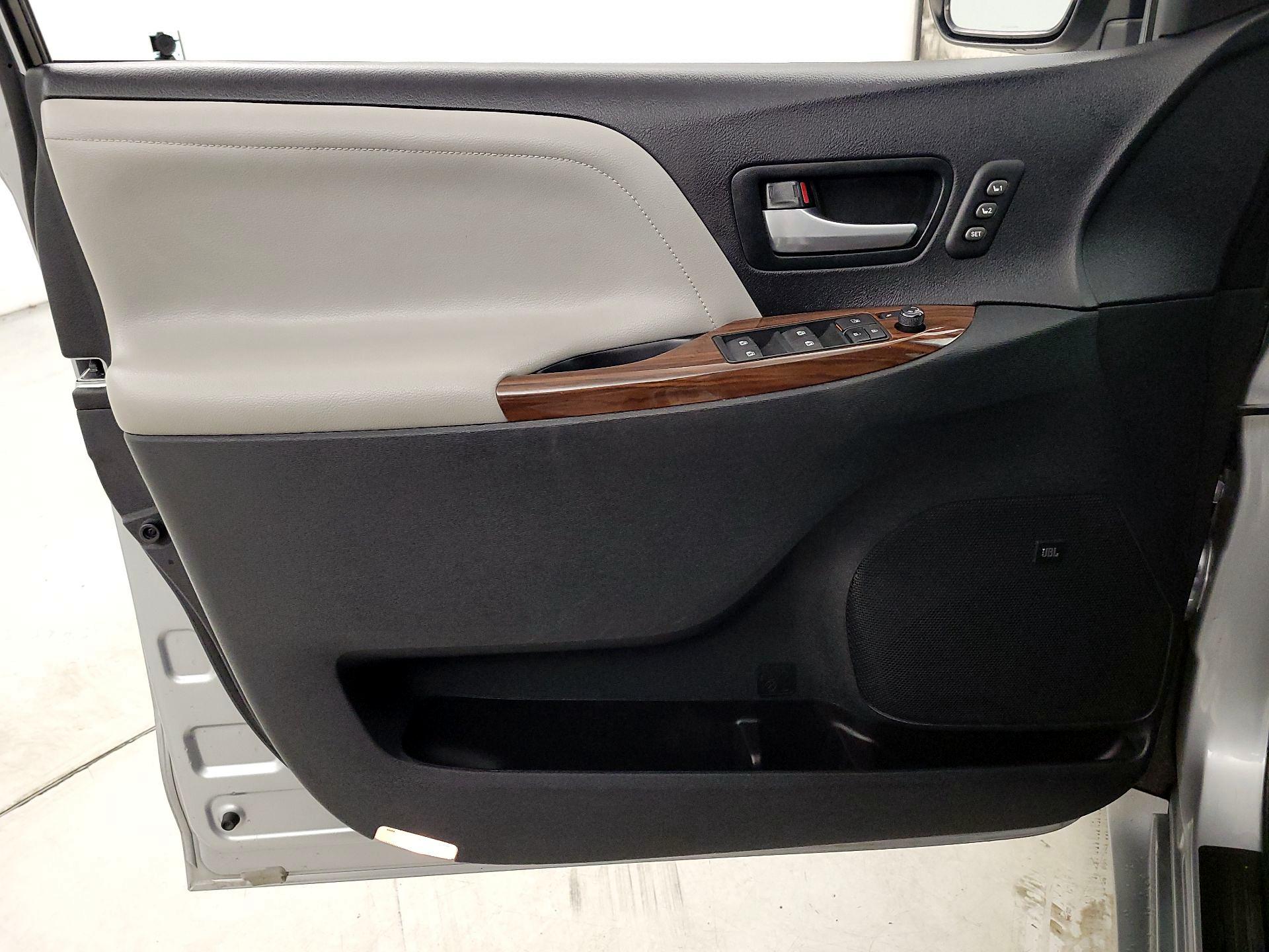 Thumbnail: 2015 Toyota Sienna - 12