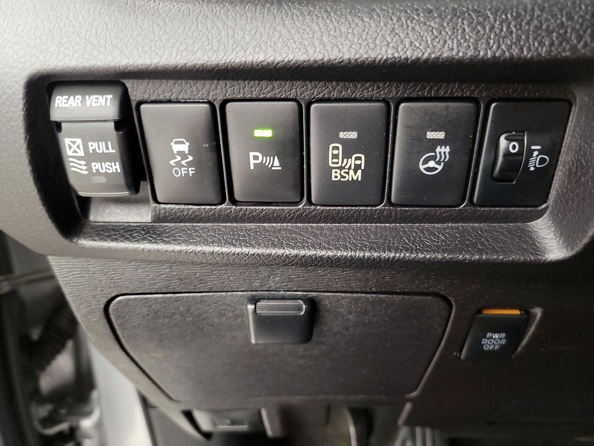 Thumbnail: 2015 Toyota Sienna - 13