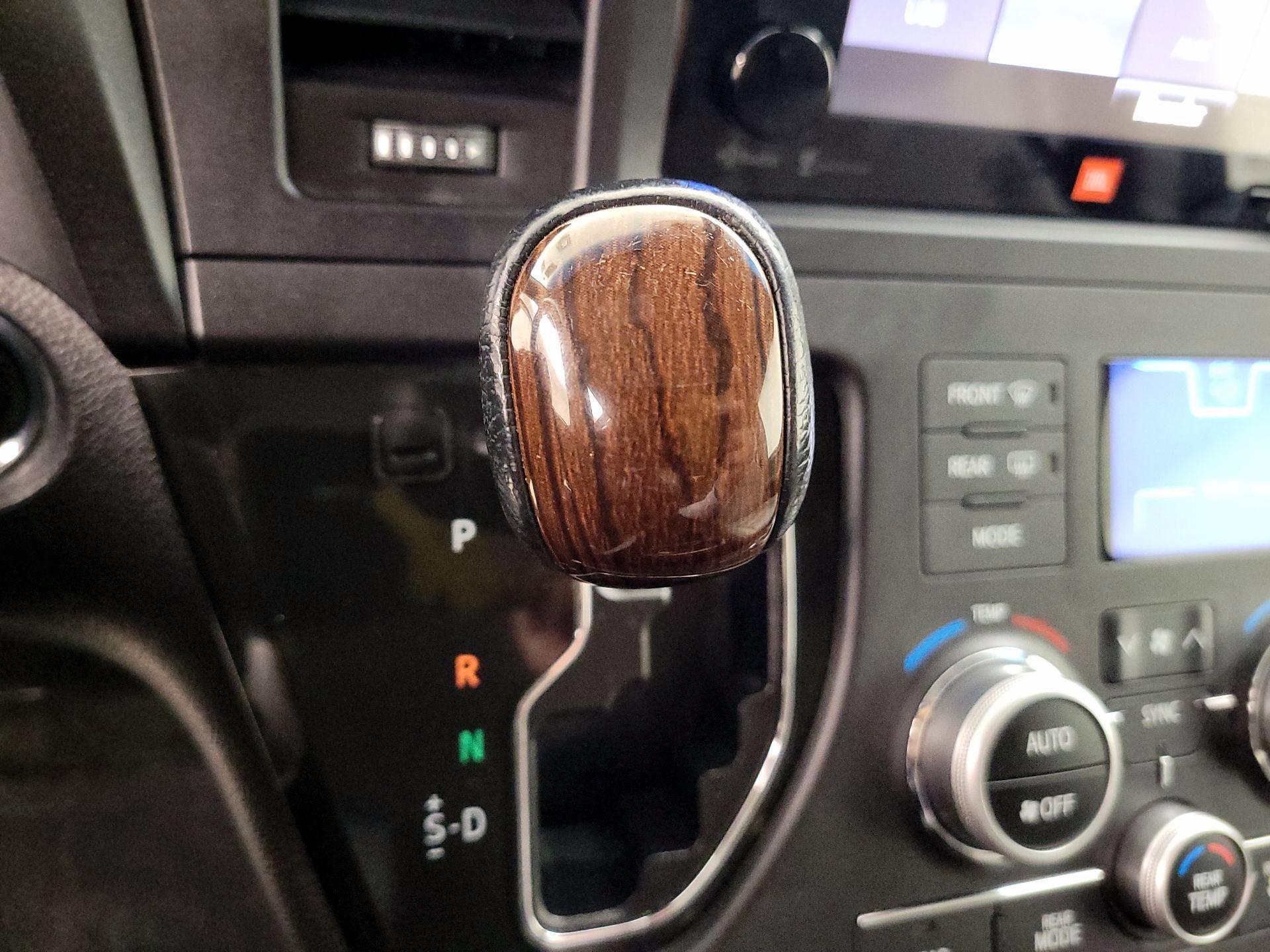 Thumbnail: 2015 Toyota Sienna - 17