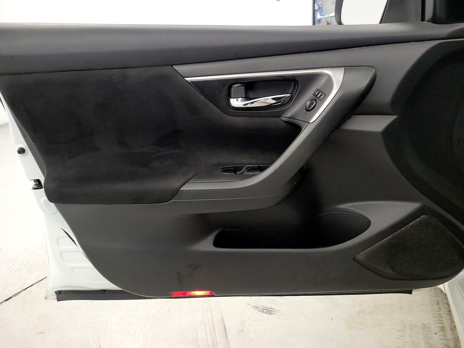 Thumbnail: 2015 Nissan Altima - 12