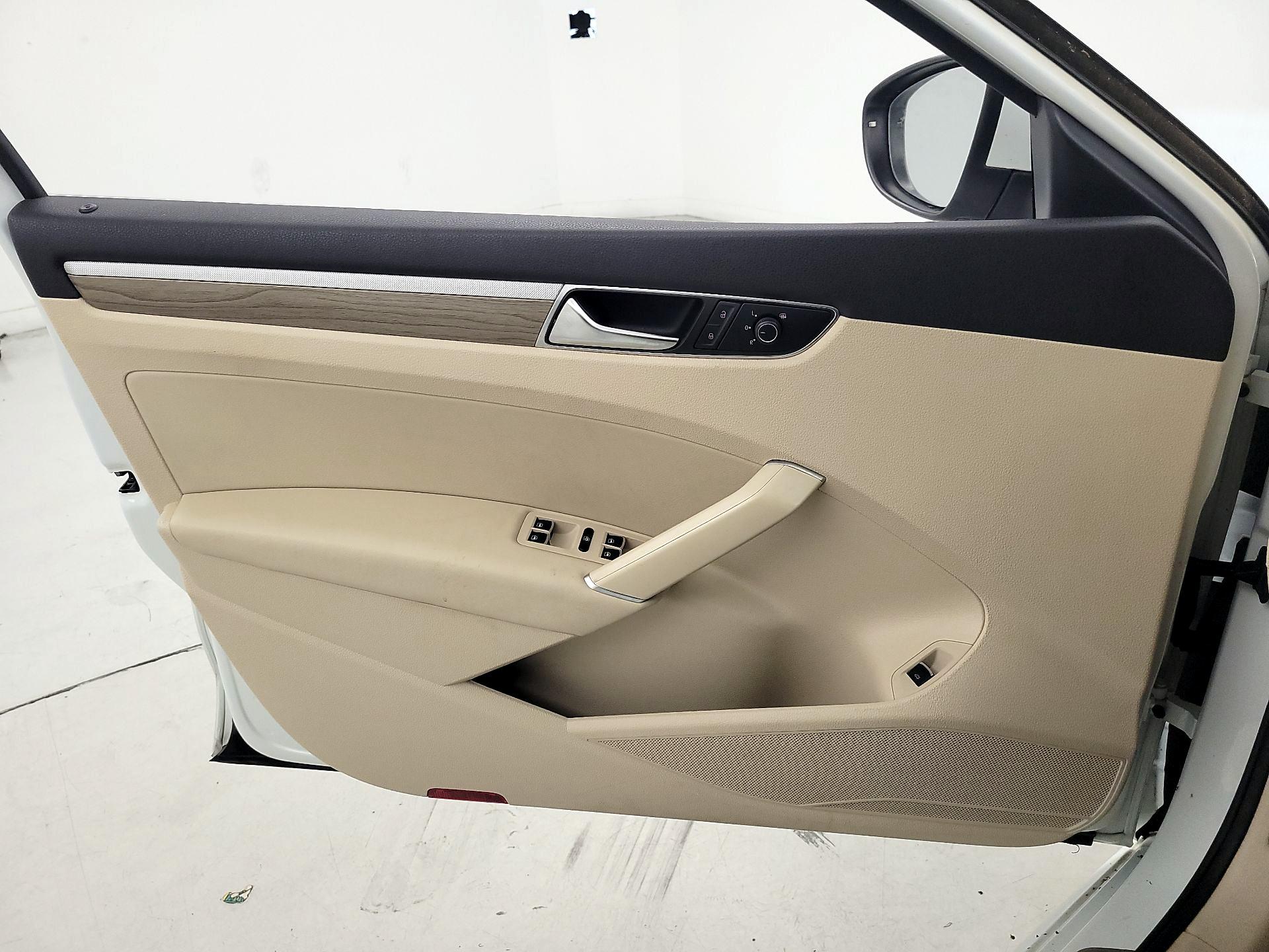 Thumbnail: 2017 Volkswagen Passat - 12