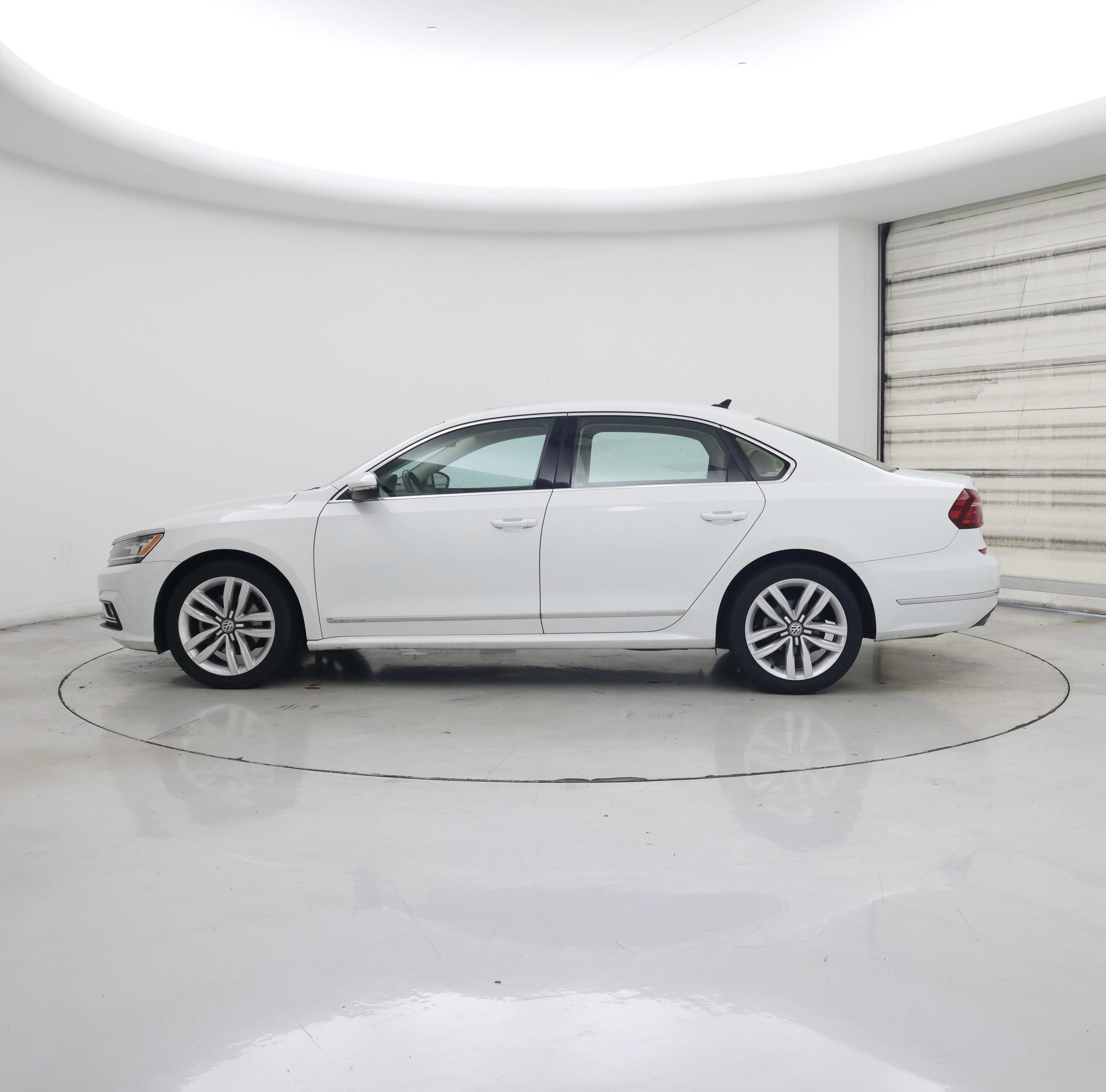 Thumbnail: 2017 Volkswagen Passat - 3