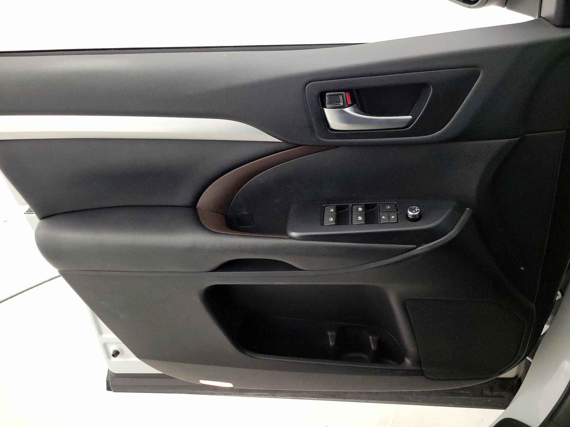 Thumbnail: 2019 Toyota Highlander - 12