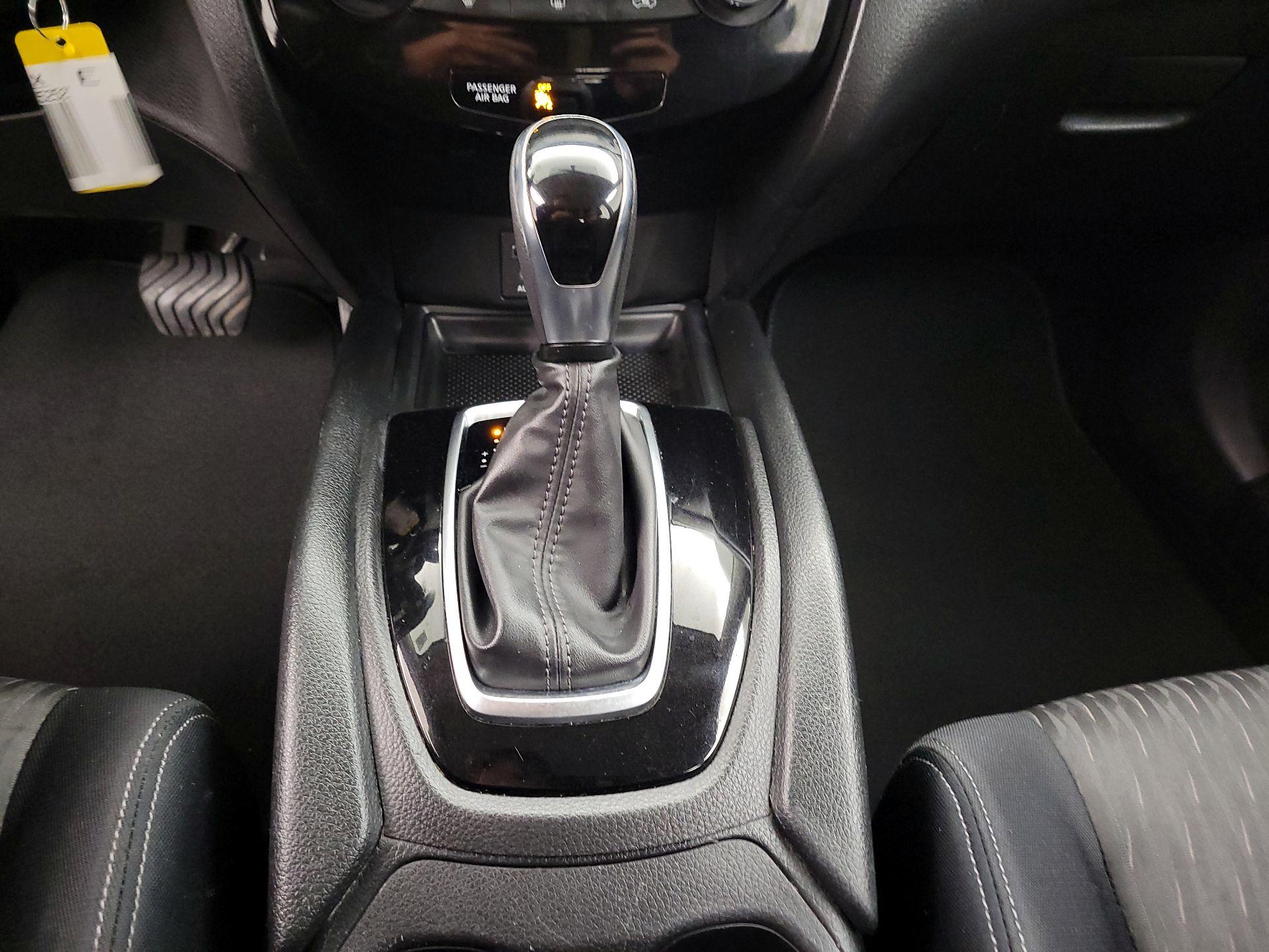 Thumbnail: 2017 Nissan Rogue - 17