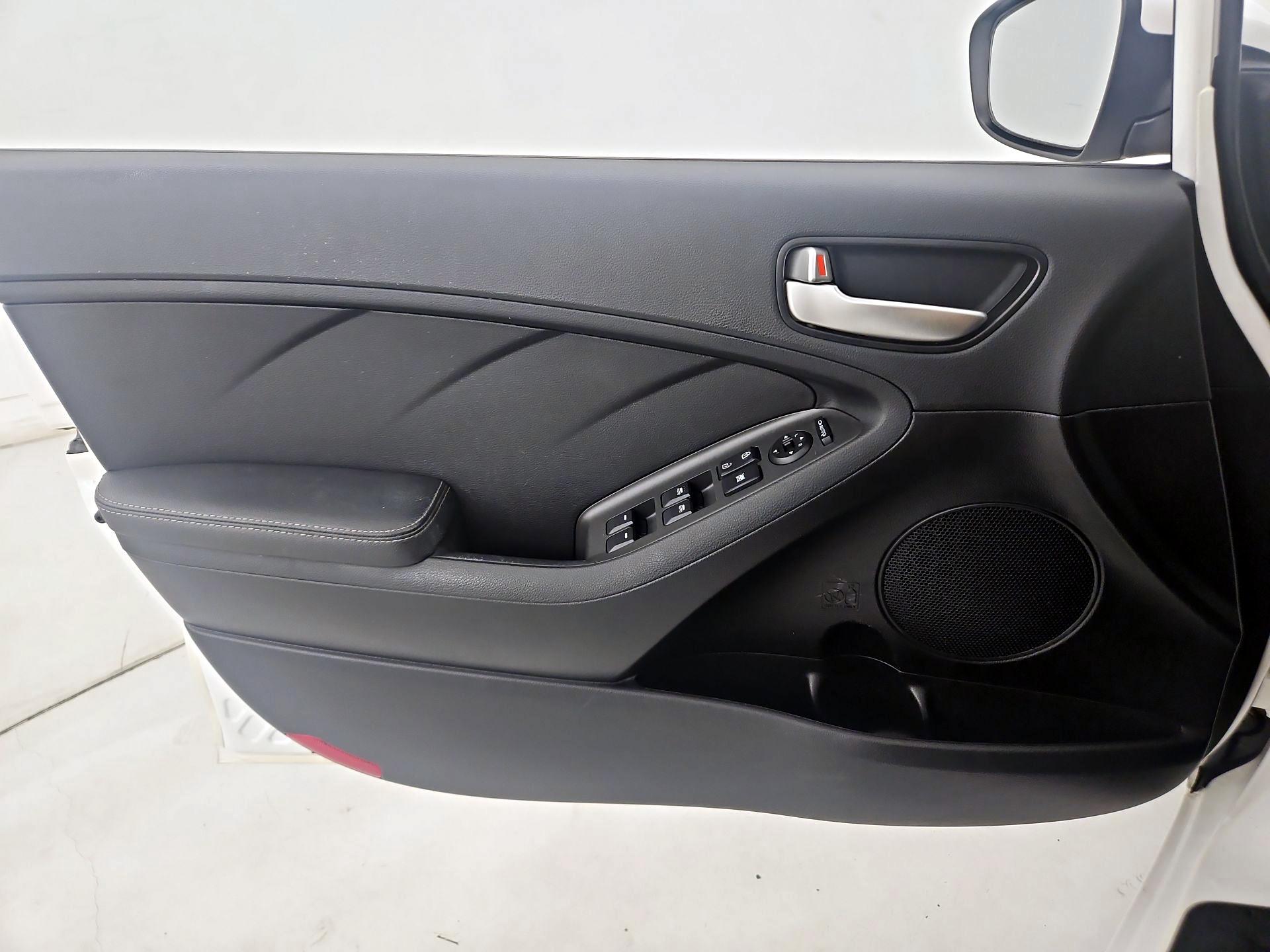 Thumbnail: 2017 Kia Forte - 12