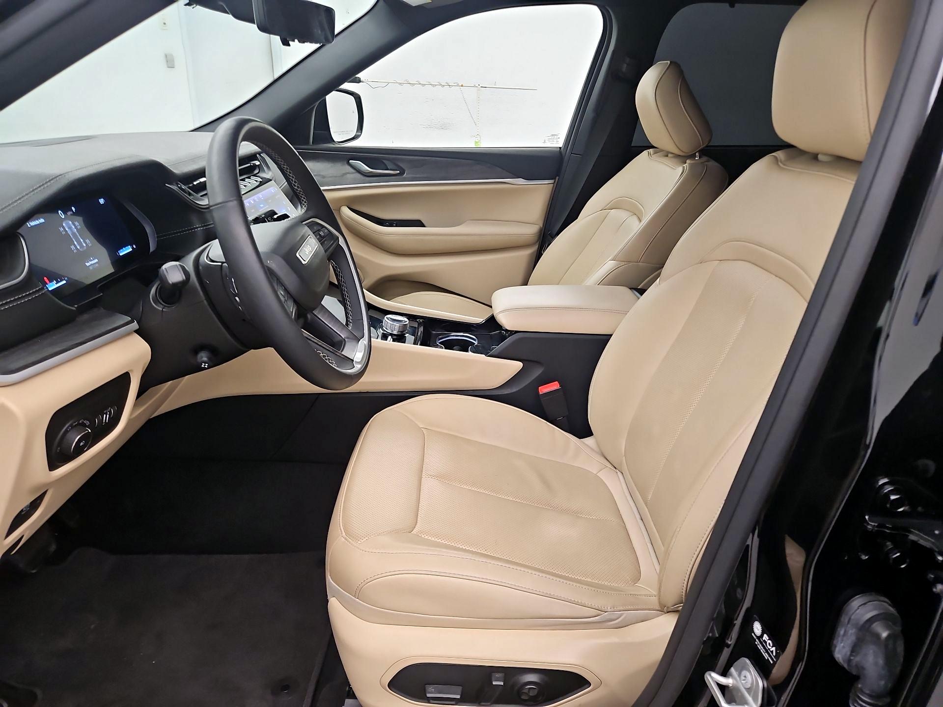 Thumbnail: 2023 Jeep Grand Cherokee - 11