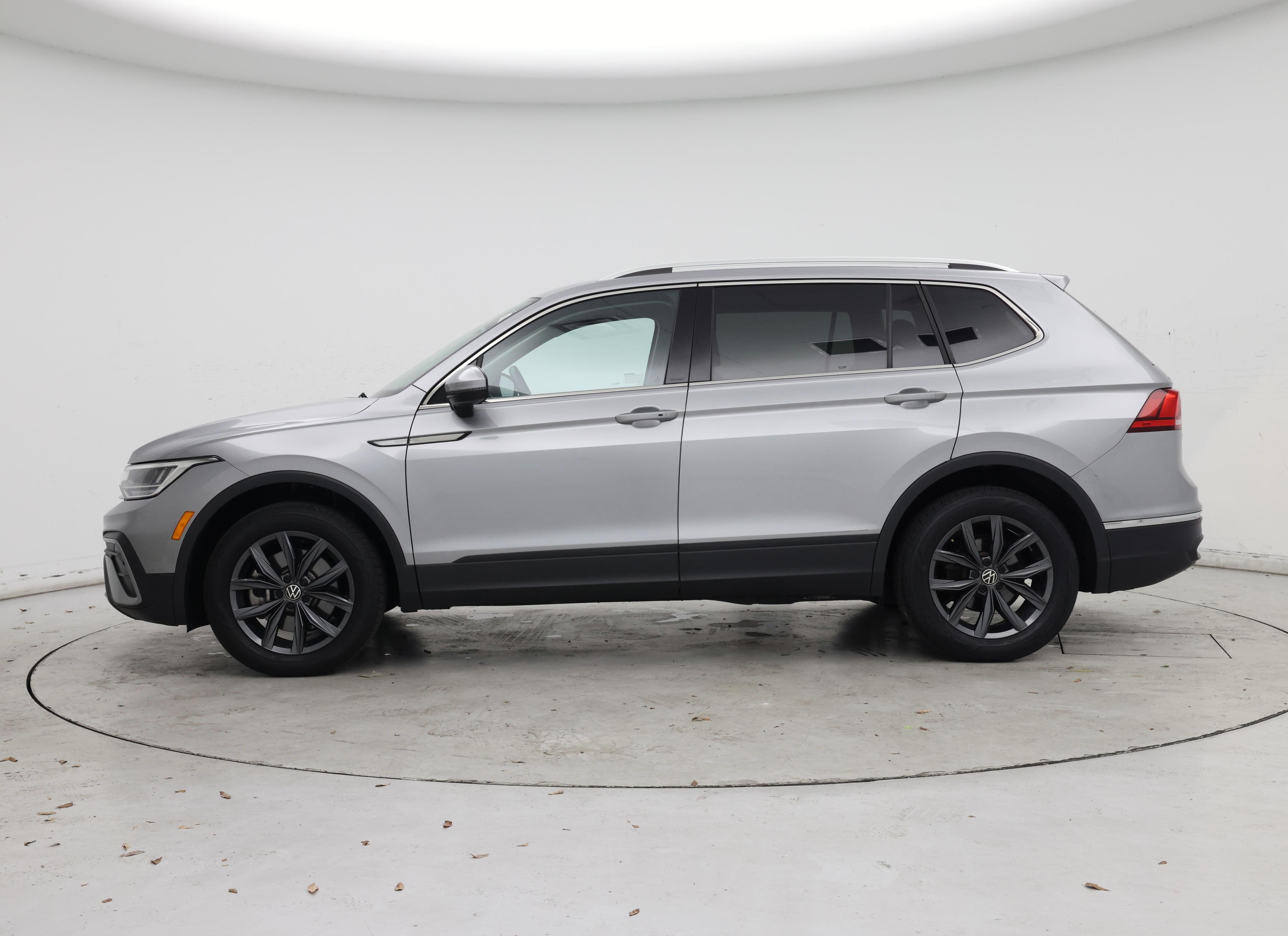 Thumbnail: 2022 Volkswagen Tiguan - 3