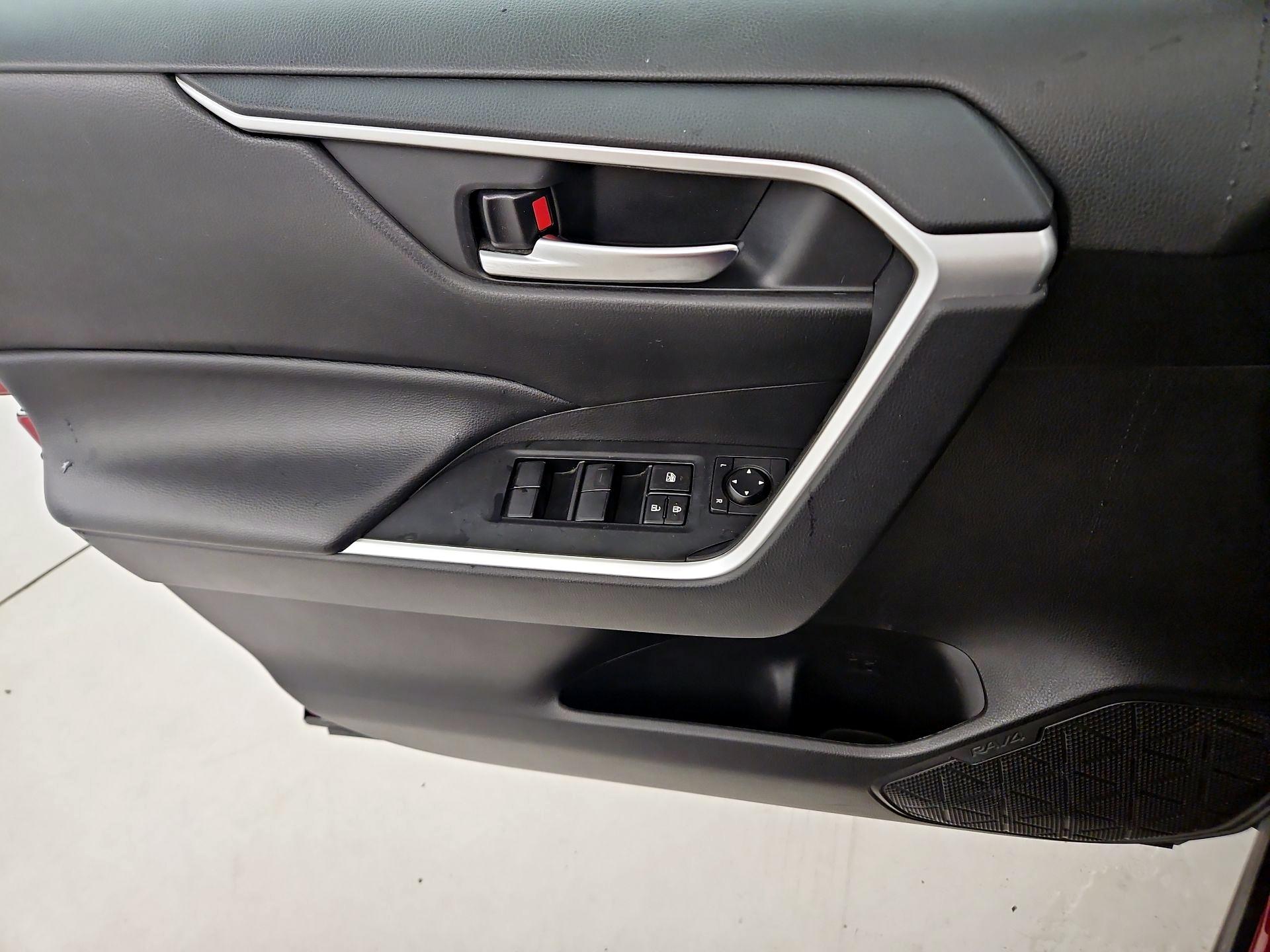Thumbnail: 2020 Toyota RAV4 - 12
