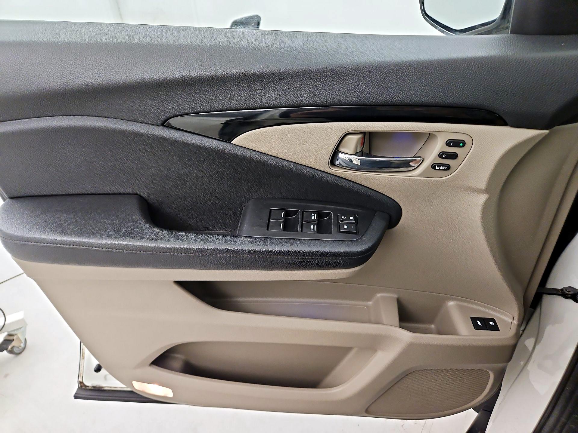 Thumbnail: 2019 Honda Pilot - 12