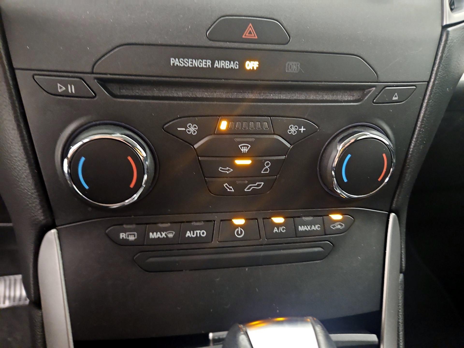Thumbnail: 2016 Ford Edge - 16