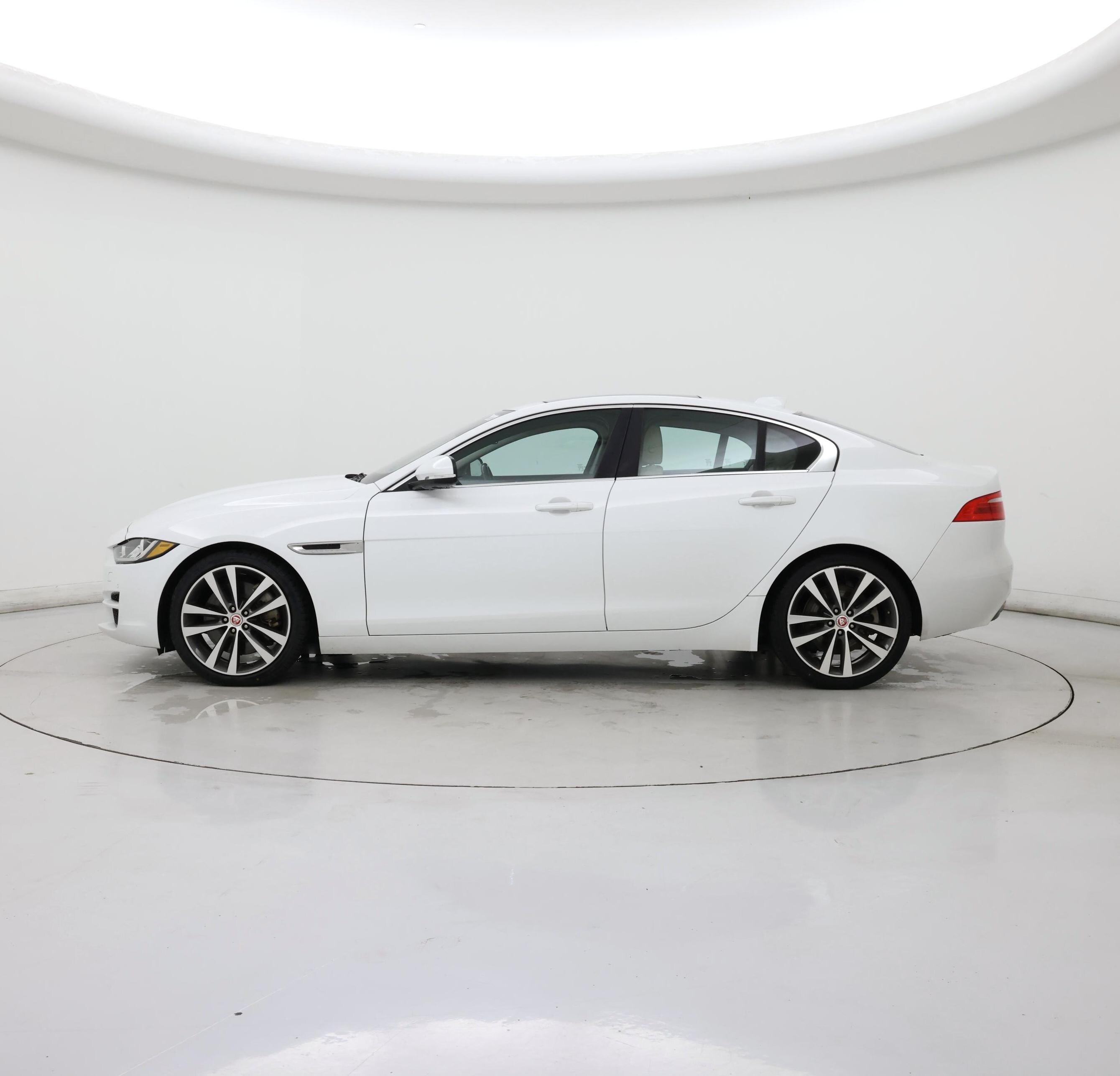 Thumbnail: 2017 Jaguar XE - 3