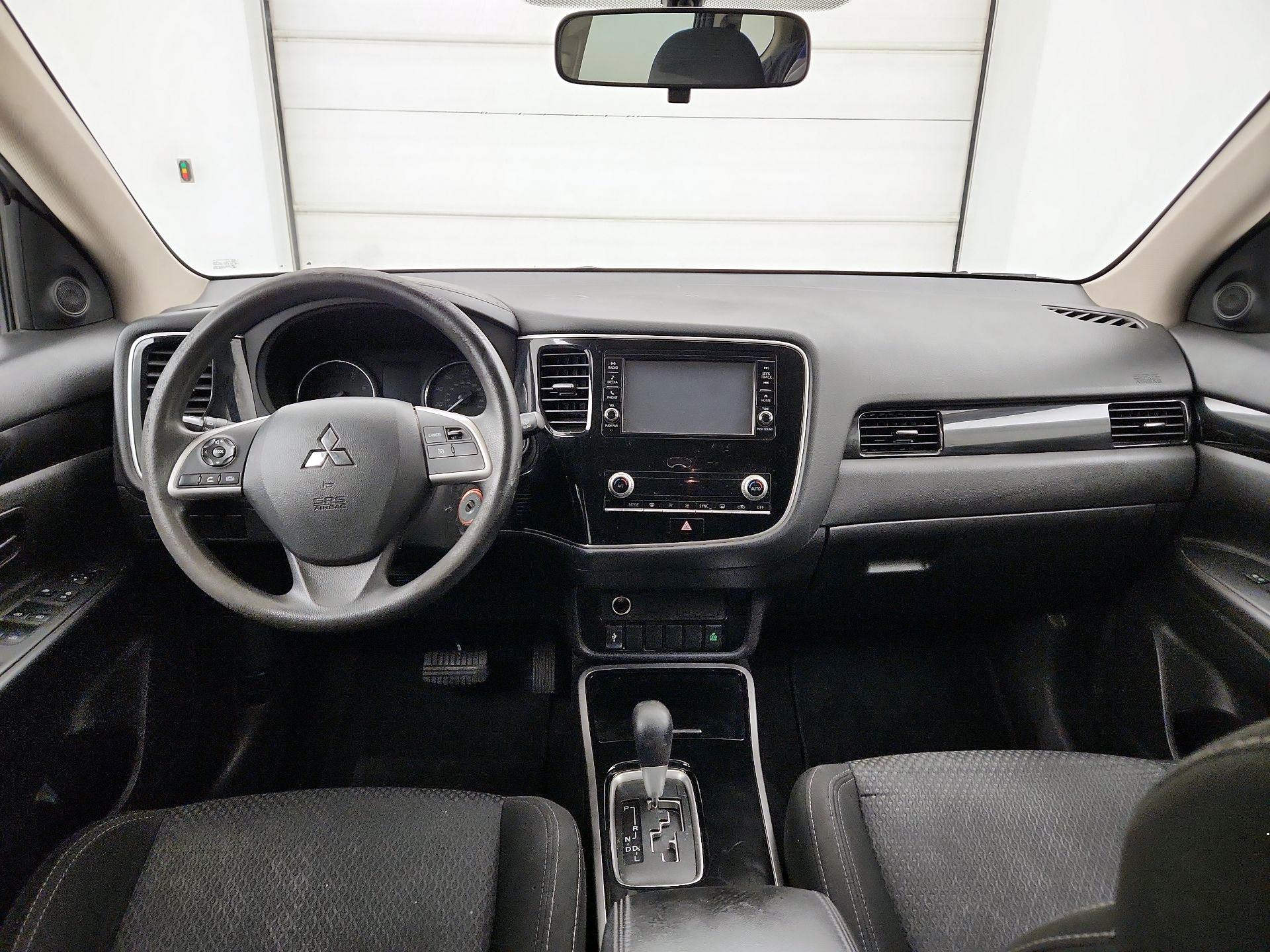 Thumbnail: 2020 Mitsubishi Outlander - 9