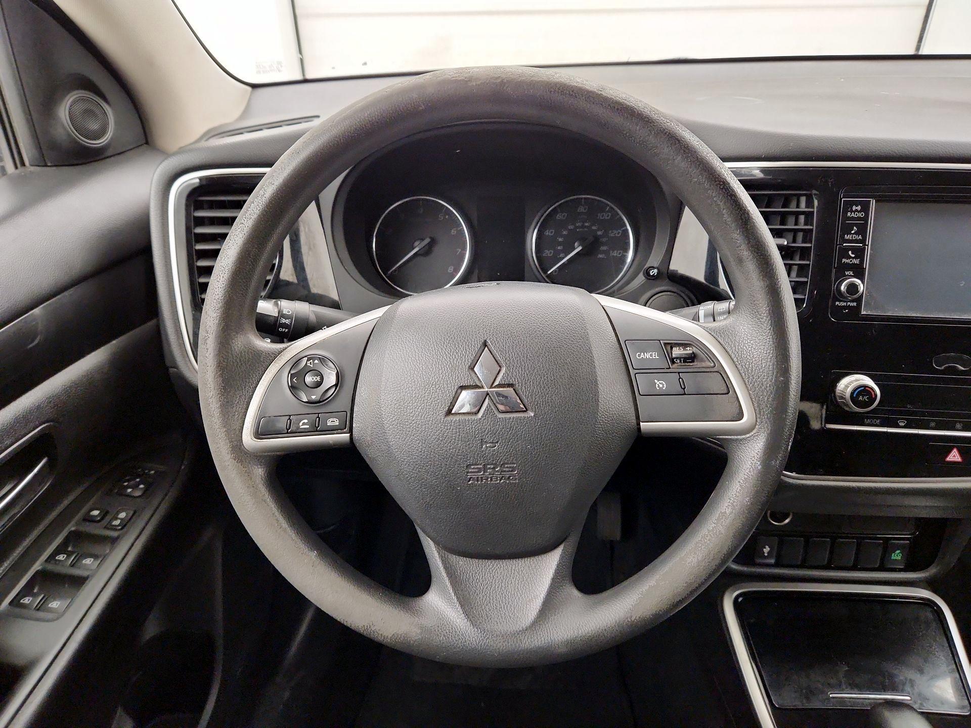 Thumbnail: 2020 Mitsubishi Outlander - 10