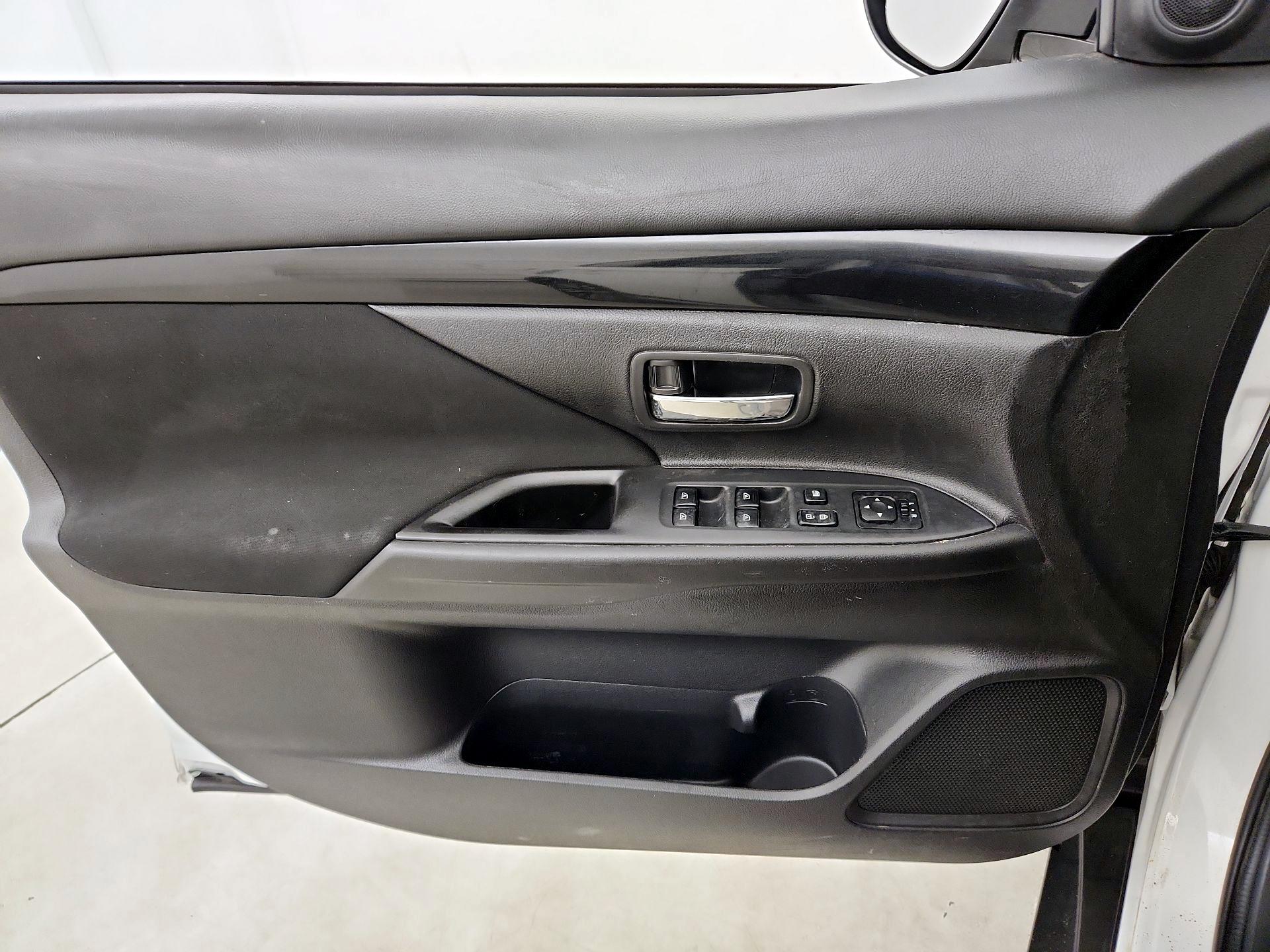 Thumbnail: 2020 Mitsubishi Outlander - 12