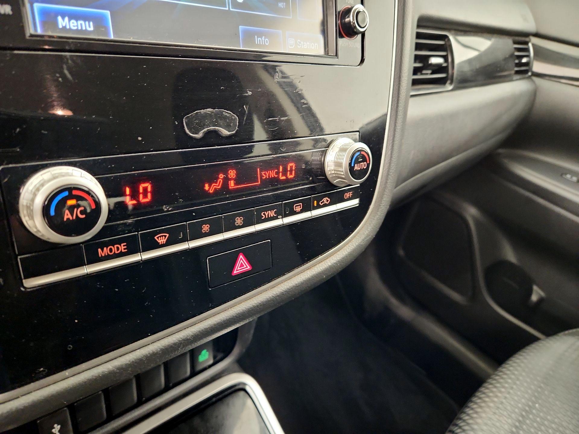 Thumbnail: 2020 Mitsubishi Outlander - 16