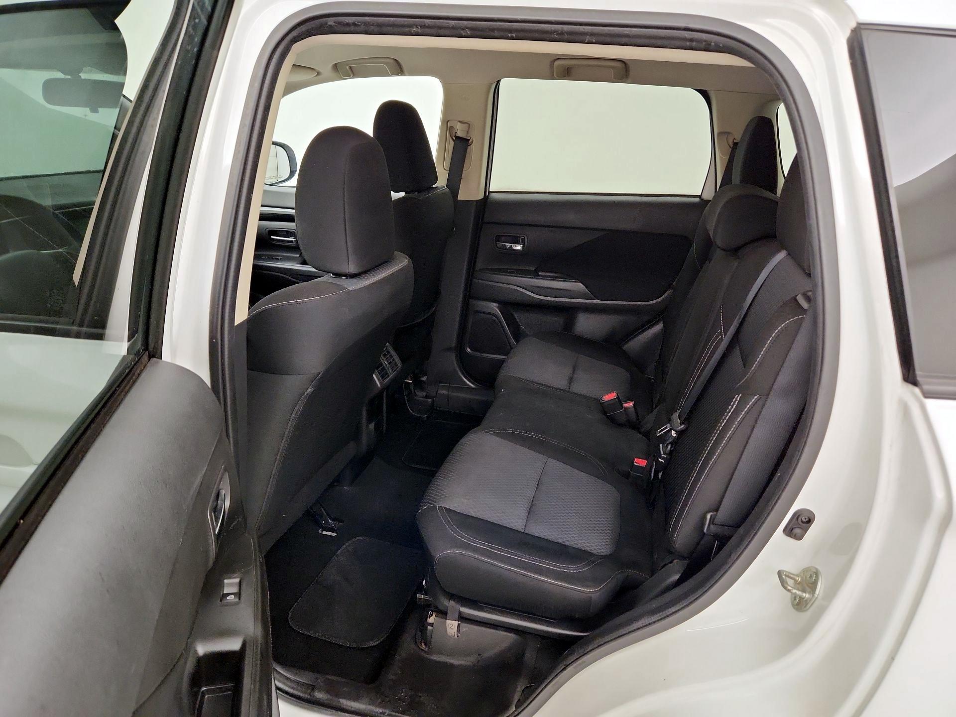 Thumbnail: 2020 Mitsubishi Outlander - 19