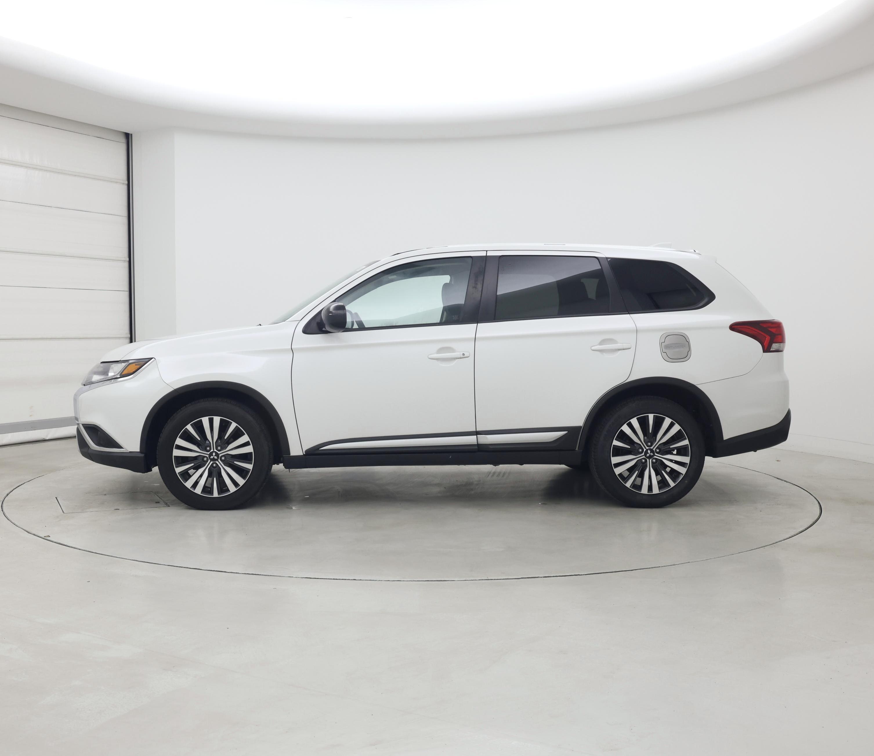 Thumbnail: 2020 Mitsubishi Outlander - 3