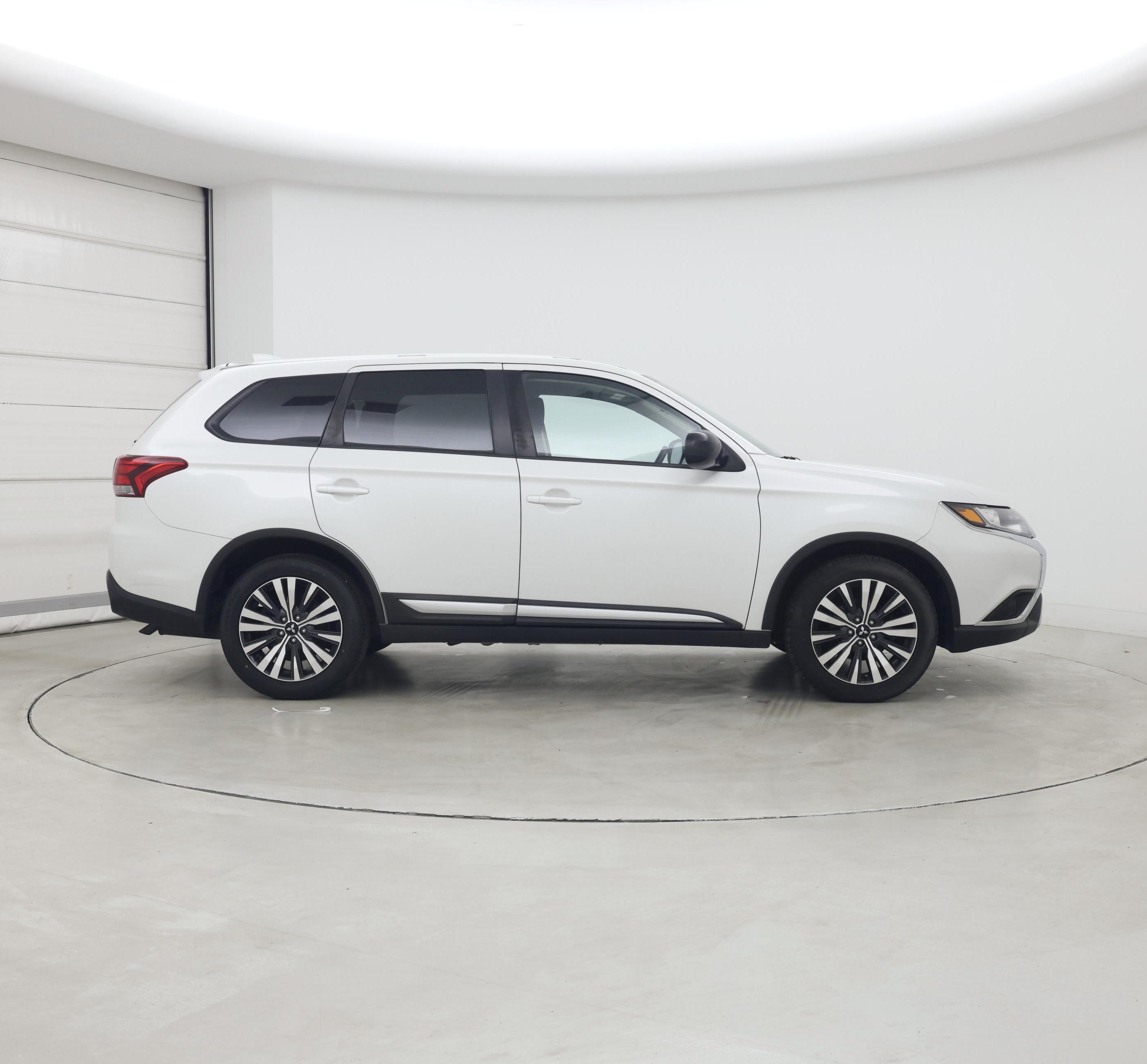 Thumbnail: 2020 Mitsubishi Outlander - 7