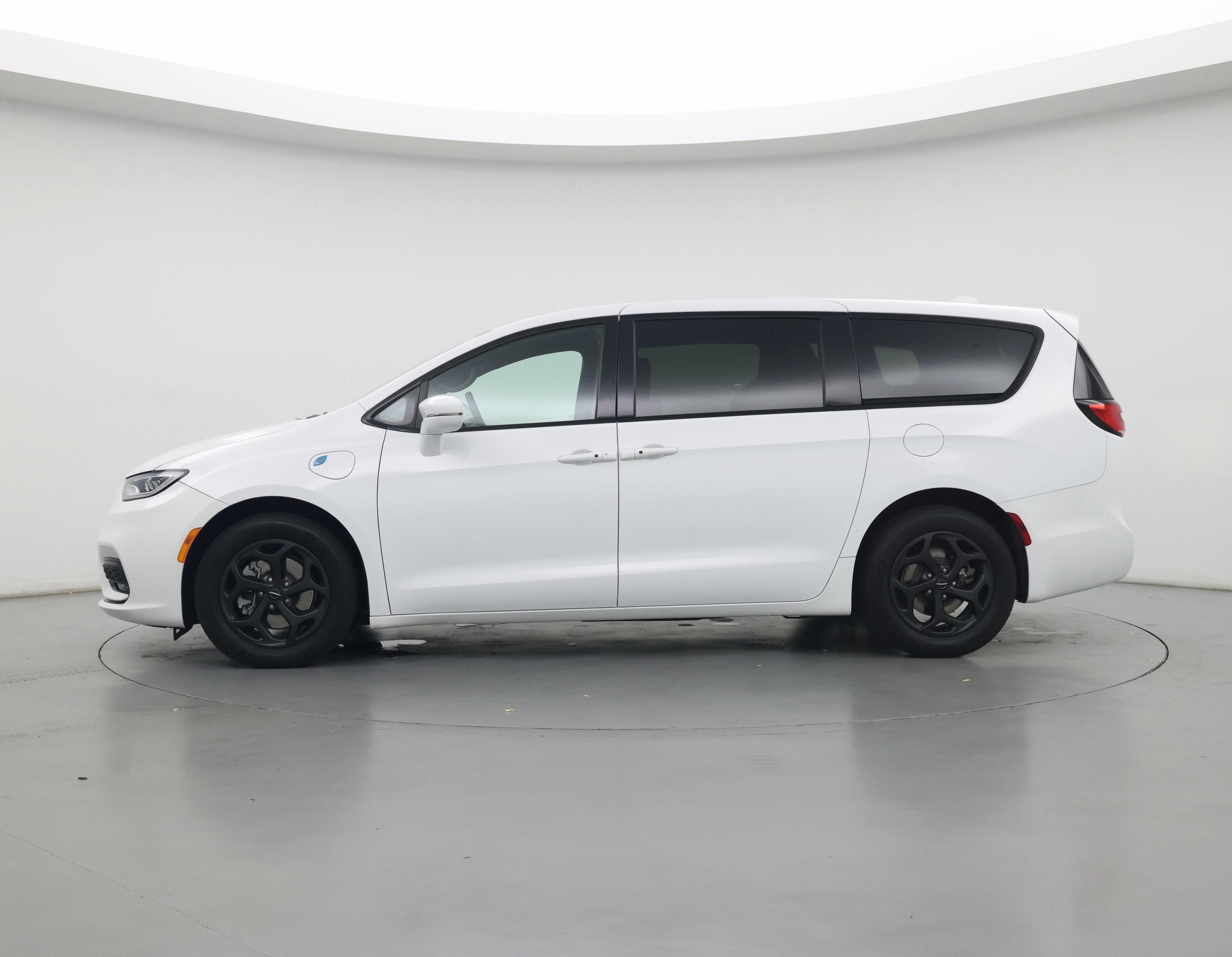 Thumbnail: 2022 Chrysler Pacifica - 3
